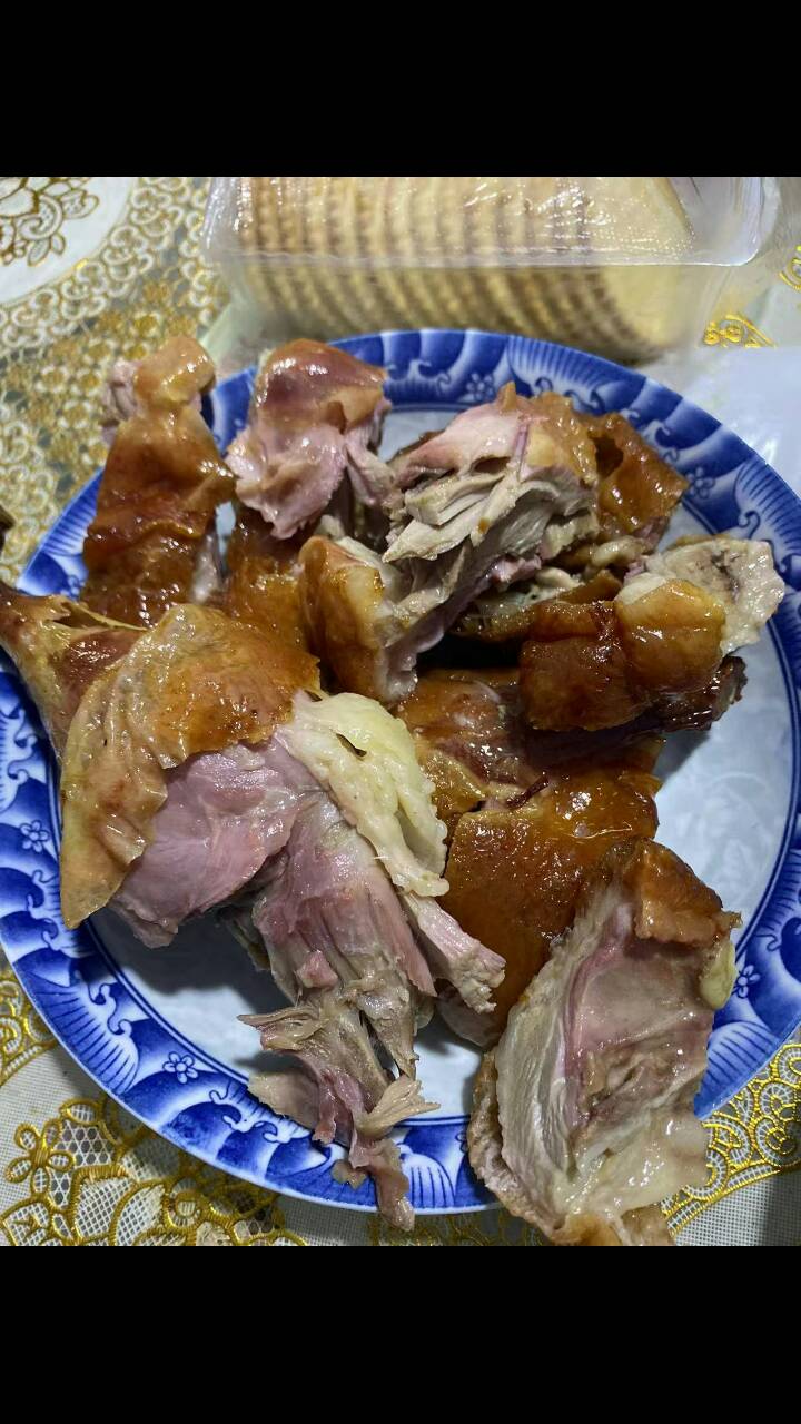被封第四天，终于吃上肉了脆皮烤鸭18一只。猪肉二斤30。用一斤肉在小区里换了一瓶牛栏51 / 作者:闭眼 / 