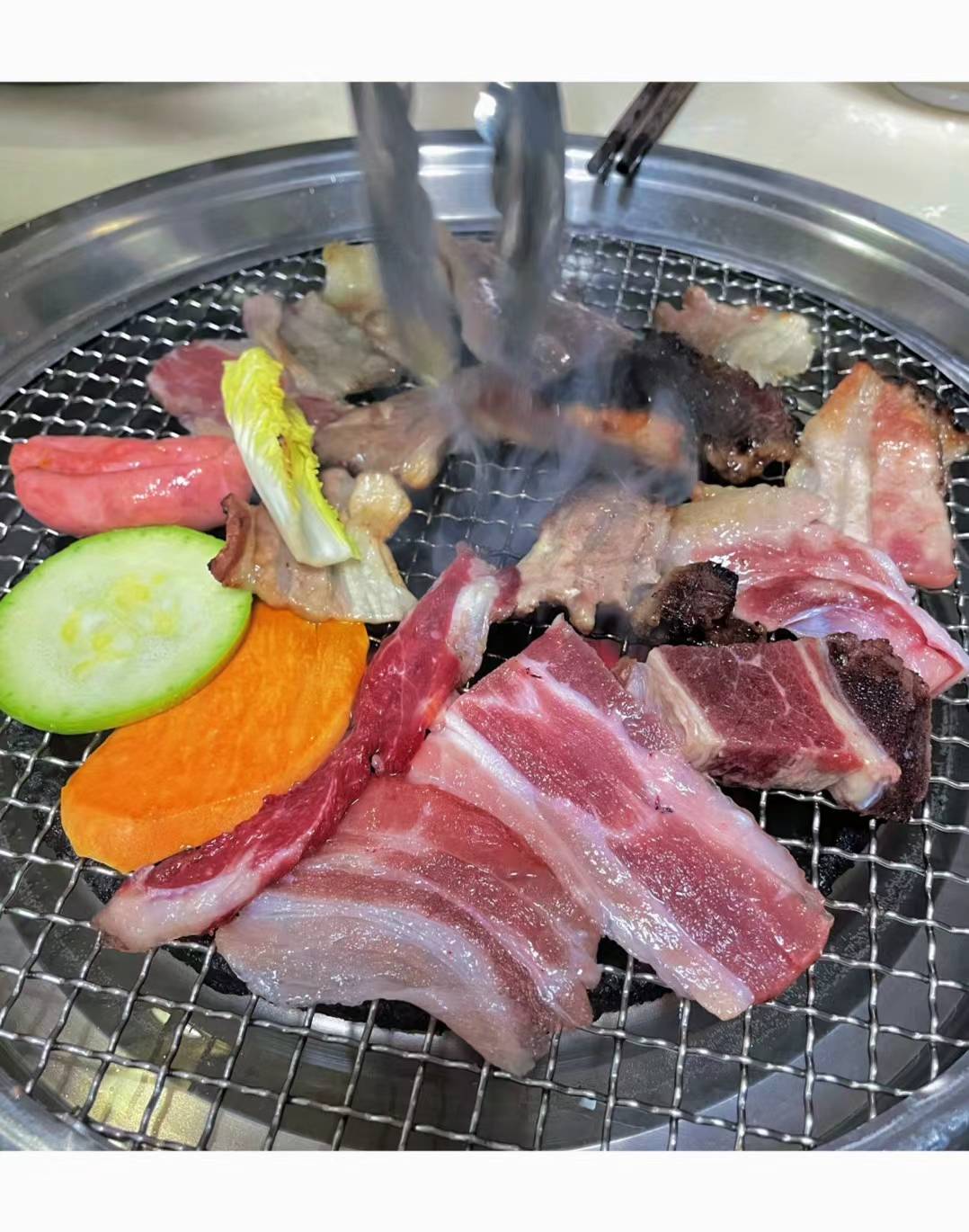 饿了，想吃烤肉，肥瘦相间的，烤得滋滋流油，蘸点佐料，放在生菜里，包上，咬一口

28 / 作者:qytdlbll / 