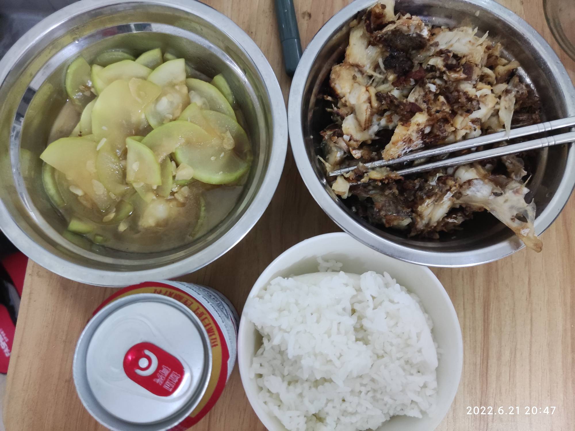 吃饭了，鱼＋青菜＋啤酒，成本17.1+5，吃2顿，没超出消费，啤酒5块是真的贵，平时没怎23 / 作者:第九山 / 
