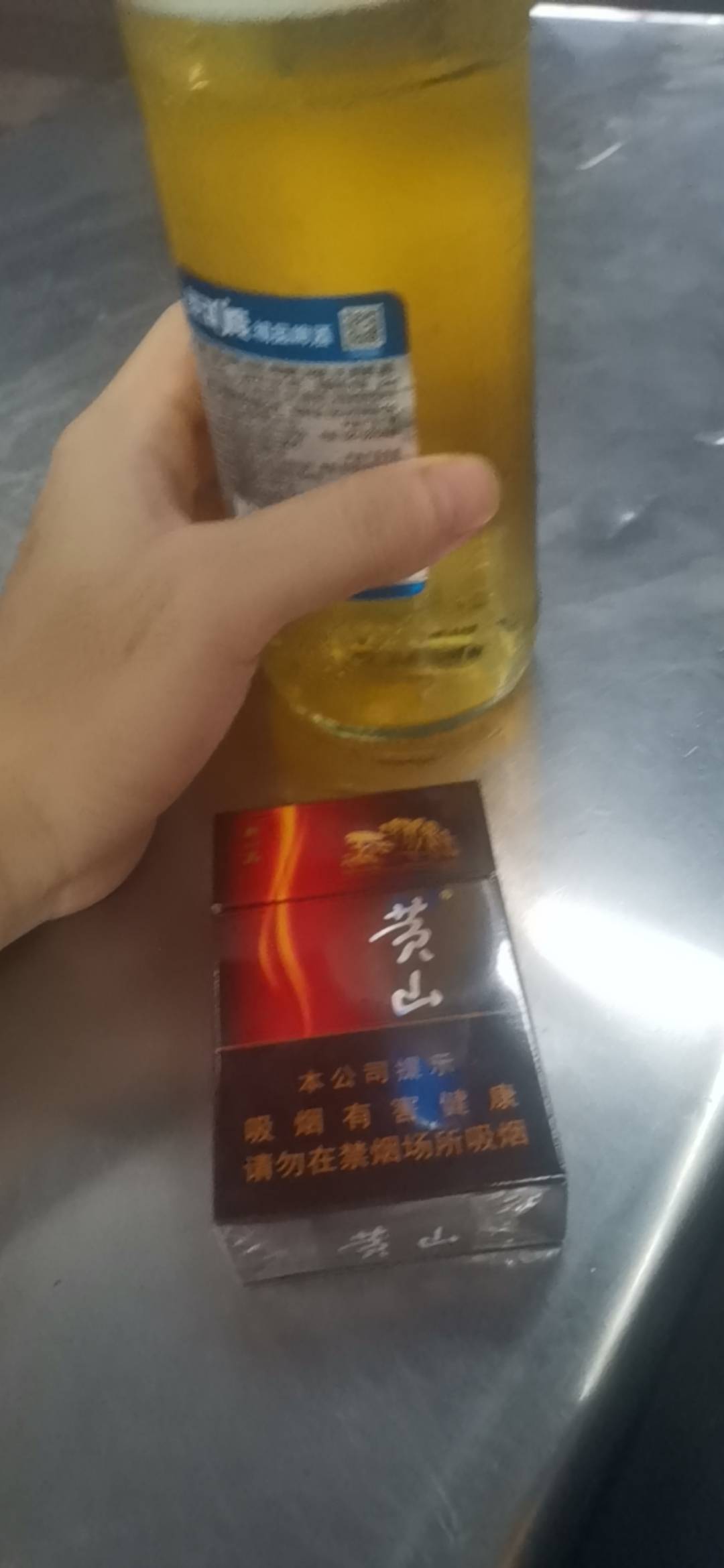 饿了一天撸毛了撸十几块，买了一瓶酒和一包以前过年时候才敢买来抽的烟，说实话有点奢12 / 作者:林林， / 