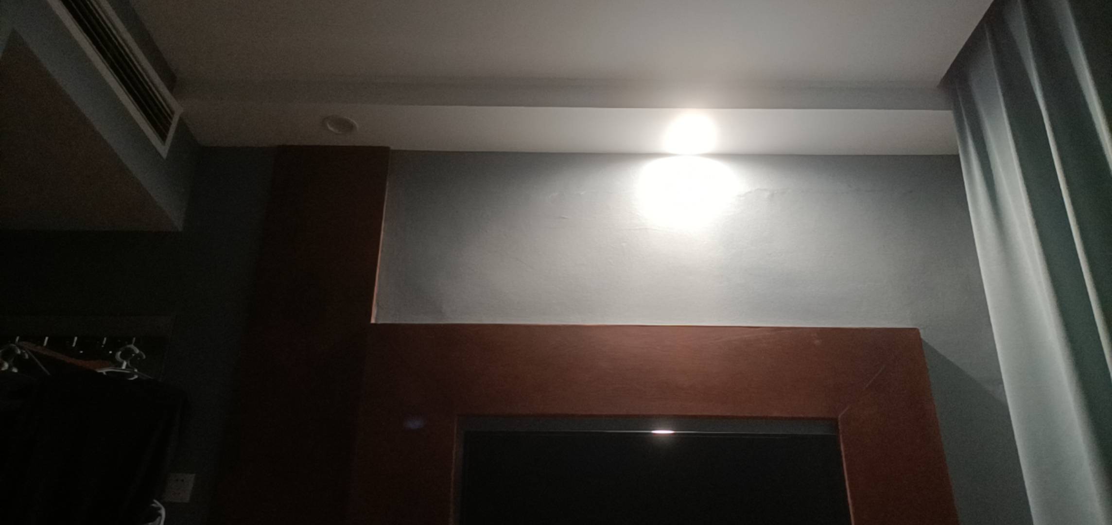瘫痪在岳阳市区，每天挂壁酒店。每天自己想办法搞钱，保证自己的房钱饭钱烟钱。有空调86 / 作者:路遇知秋 / 