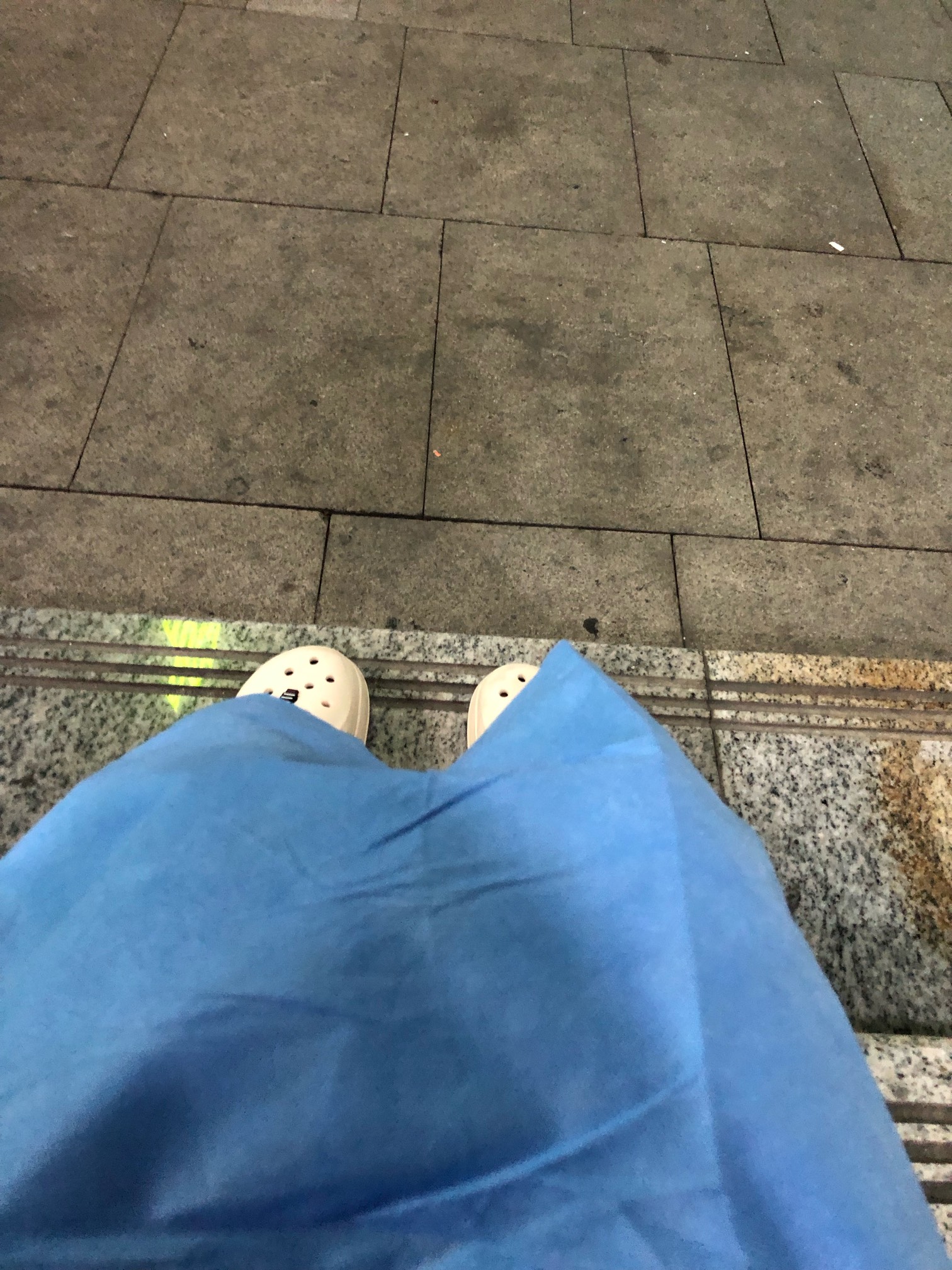 班才上了几天，就被拉去酒店隔离了


90 / 作者:冷夜雨、 / 