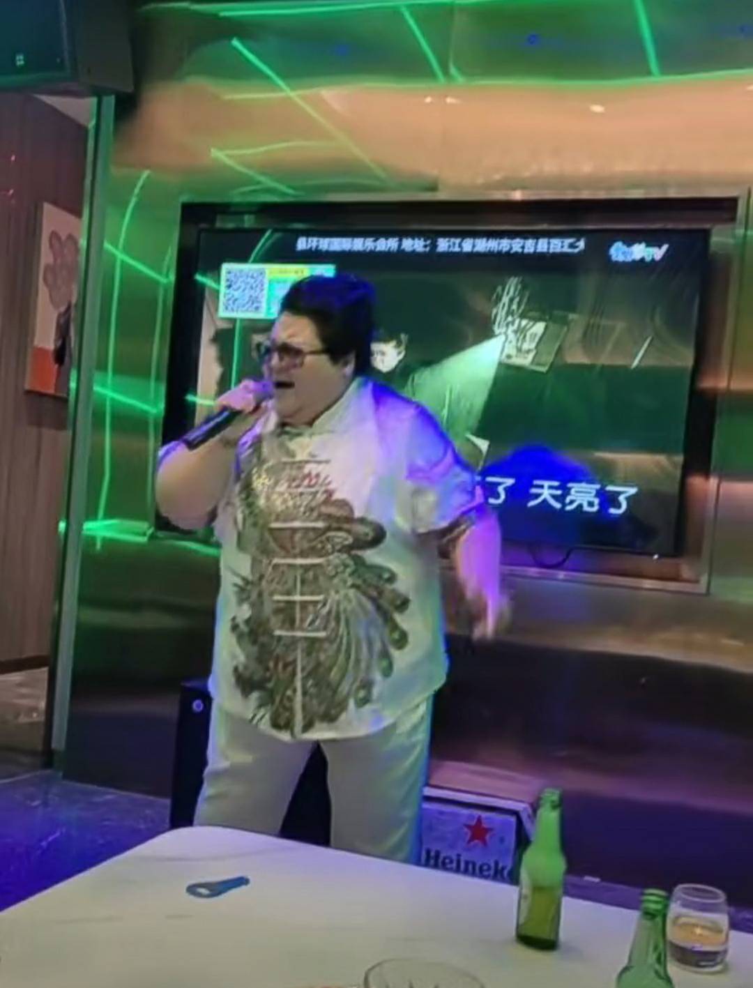 这个多少钱

9 / 作者:伟小包 / 