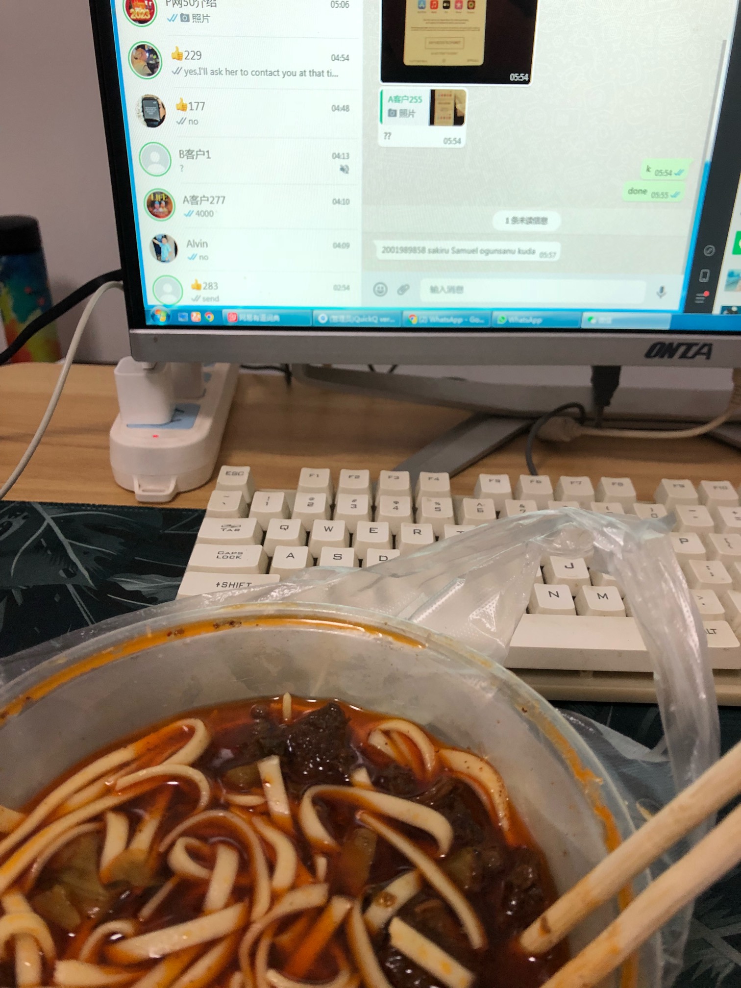 还有两个小时下班 然后去接老婆回 哎 都不能睡觉了

62 / 作者:无情拔吊 / 