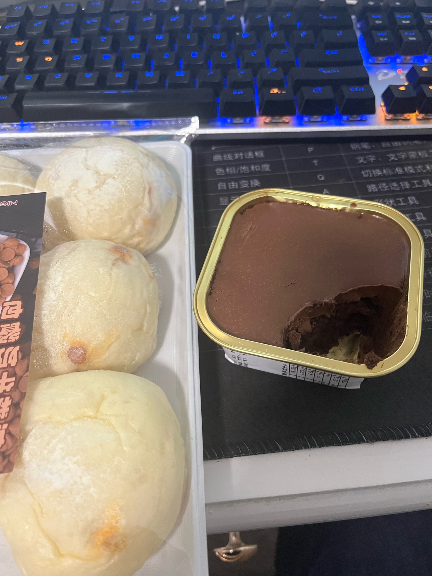 没啥毛，饿了 冰箱里只剩发霉的面包和过期的未知食品了

82 / 作者:Q6h / 