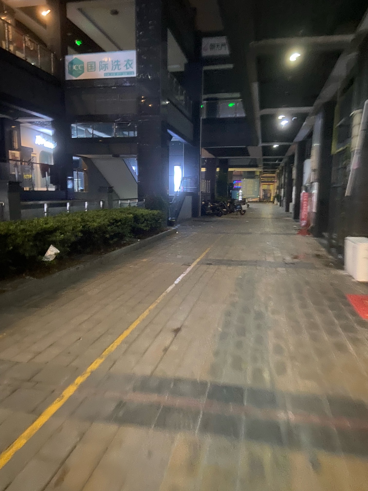 回不去学校宿舍，挂壁商业街

41 / 作者:泰山258 / 