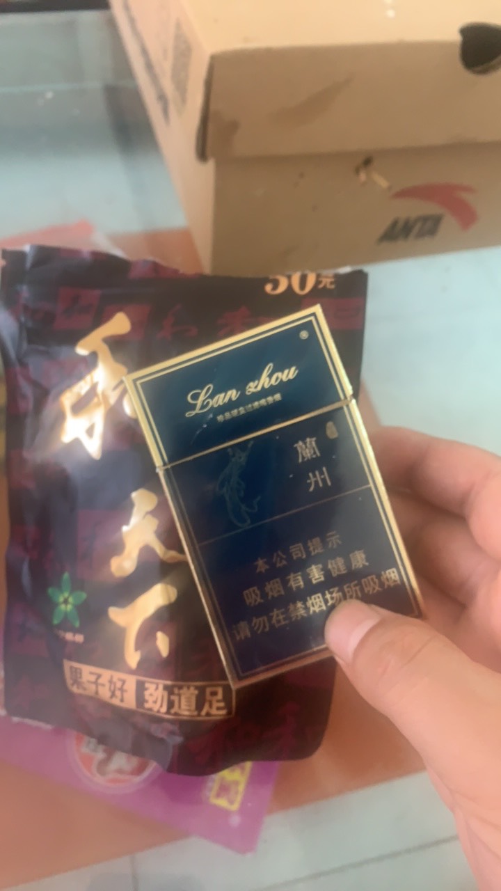 你们烟瘾大吗，老哥们，平时我自己一天得两包芙蓉王，再搭配一包50的和成天下槟榔，湖12 / 作者:槑槑槑槑 / 