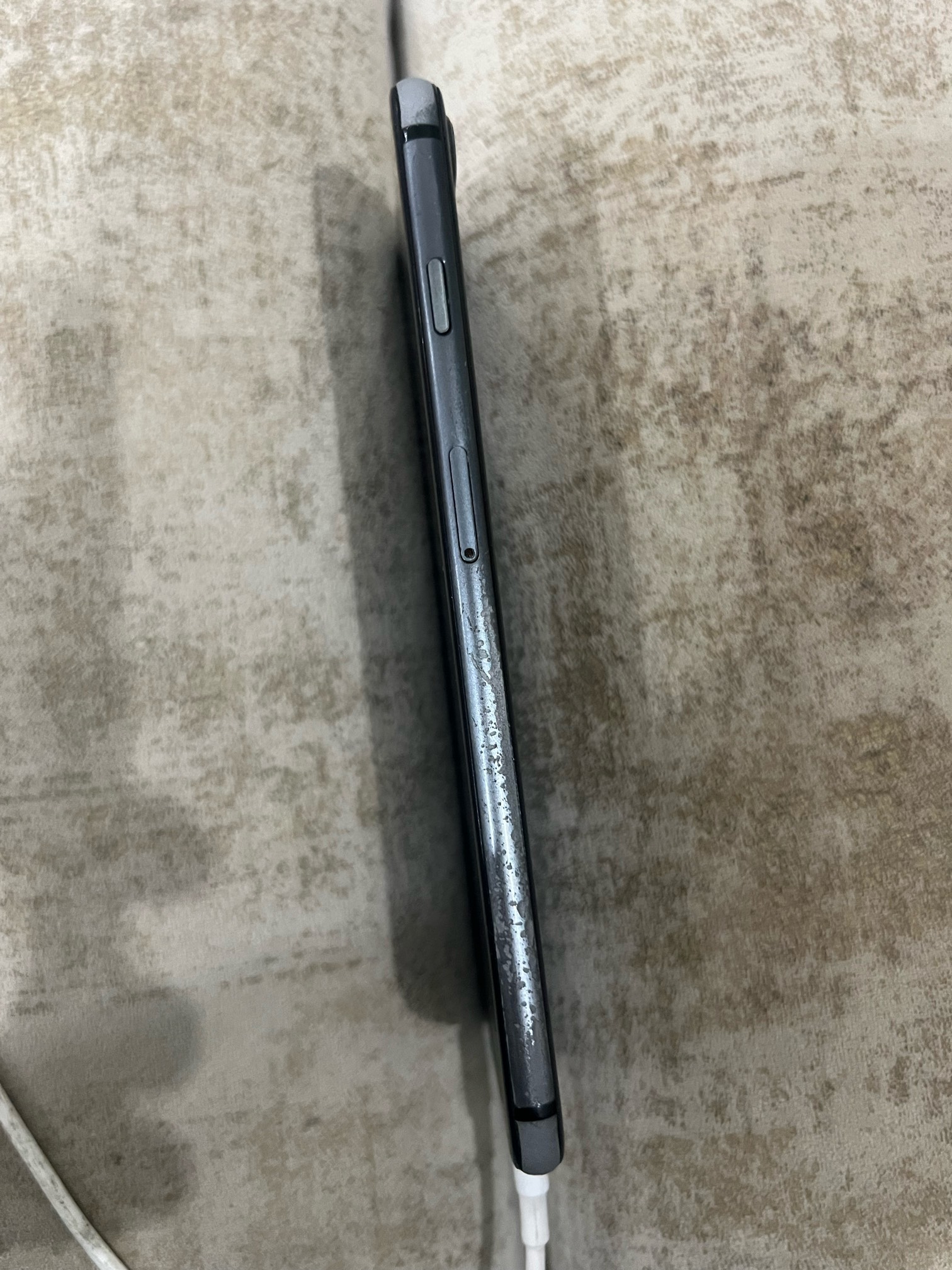 有没有懂得老哥知道这8p还能多少出？64g国行，除了边边有点磨损，其余没有任何问题，1 / 作者:江影人 / 