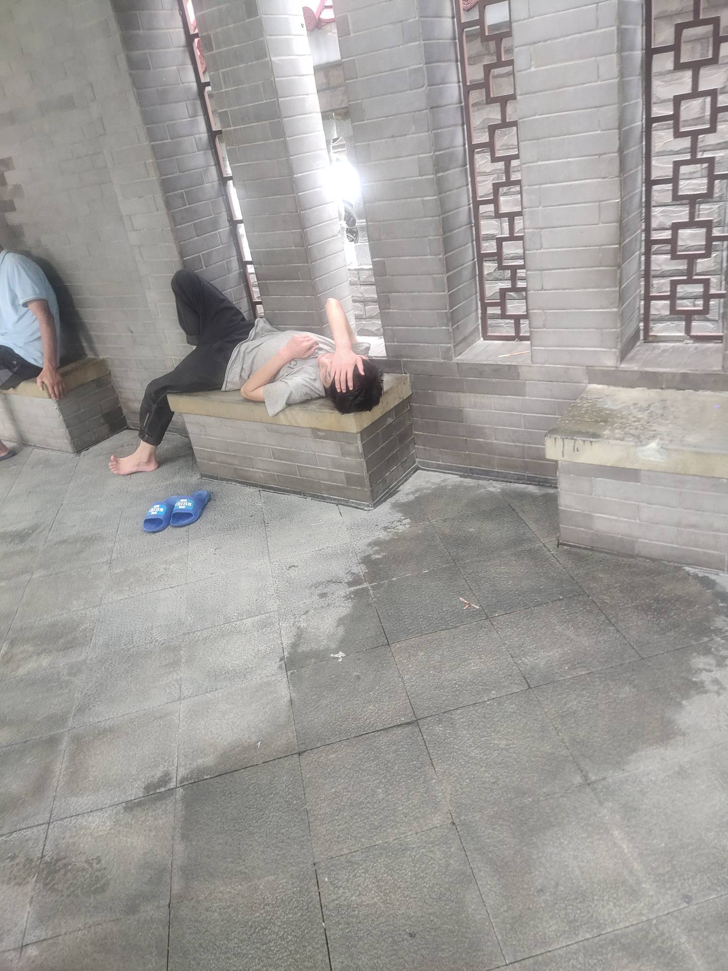 这是哪位大神 在这躺了一个多月了 还有个胖一点的 今天被120拉走了  人块不行了 

85 / 作者:完了芭比Q了 / 