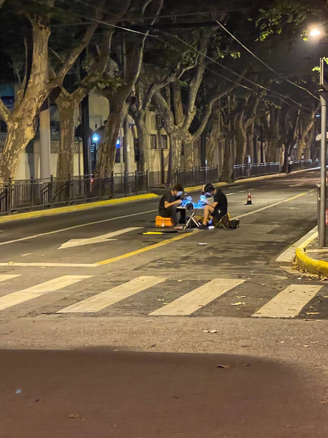想说谁这么大胆深夜在马路中间野餐，结果在抢修光缆


40 / 作者:走丢的晨 / 