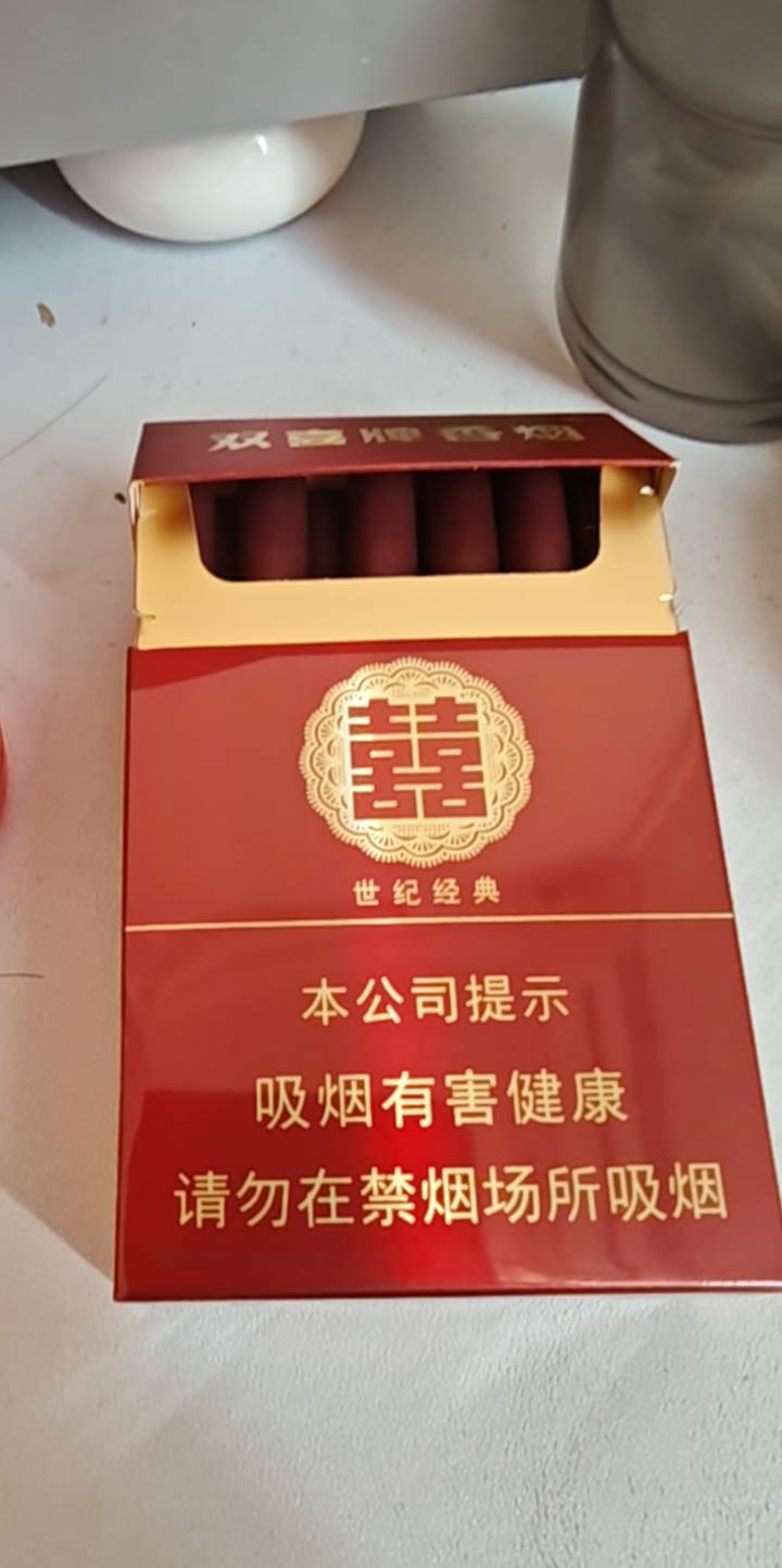 兄弟们，现在10元左右的烟都买不到了，最低都20起步的烟，对我这种挂壁哥来说直接抽不55 / 作者:击剑柿子 / 