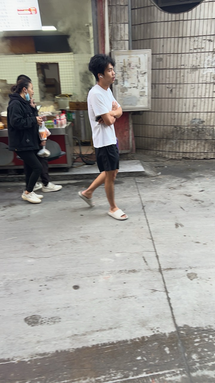这是那位挂壁老哥，

41 / 作者:小小卡怪i / 
