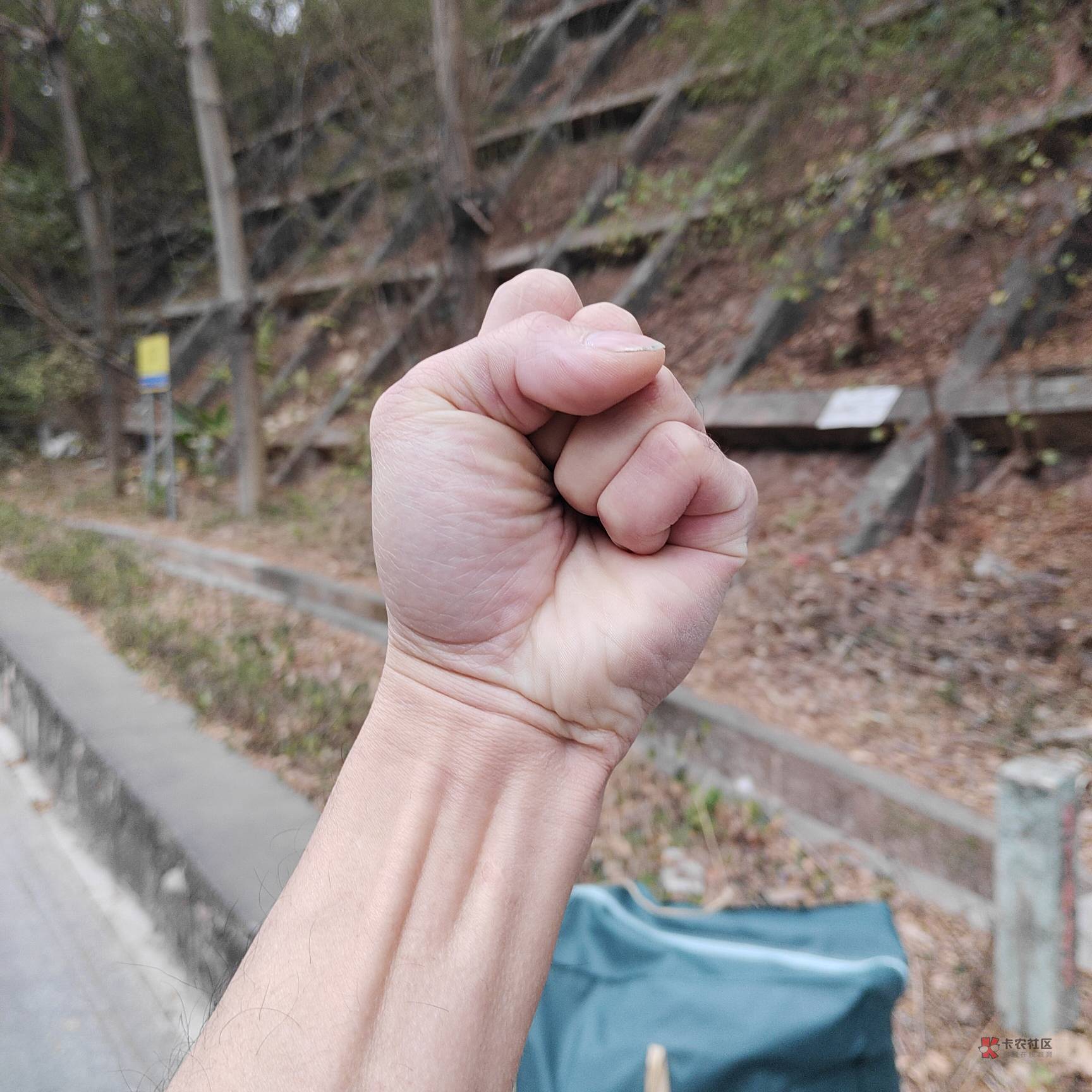 提着行囊千辛万苦，徒步回长安了。刚到松岗汽车站附近。老哥们下雨啦，打车平台欠了花15 / 作者:明末崇祯 / 