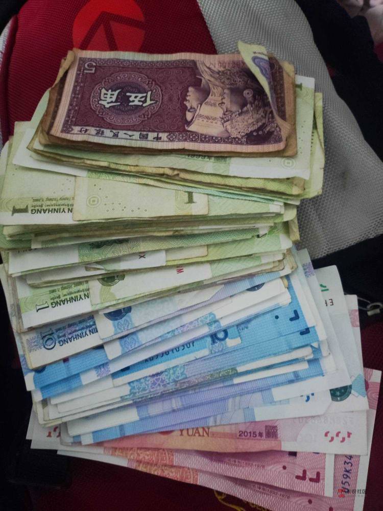  来外婆家吃饭，拿了1k给我当零花钱，就3张100，剩下全是零钱老哥们零钱银行可以换吗86 / 作者:山西李满林 / 