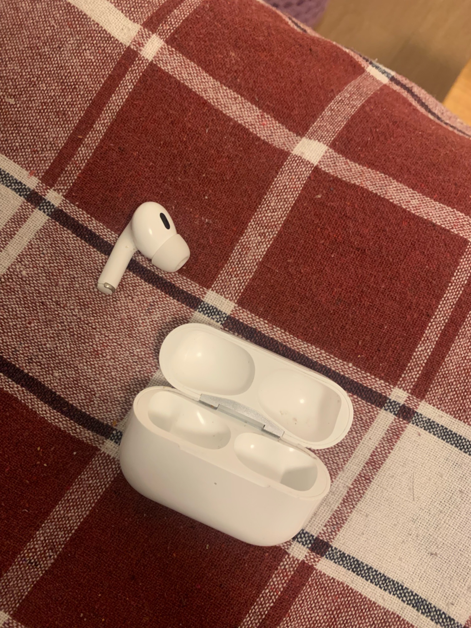 捡到的蓝牙耳机，值钱不的是不是正品，我看京东上一千多啊



22 / 作者:安徽鬼手哥 / 