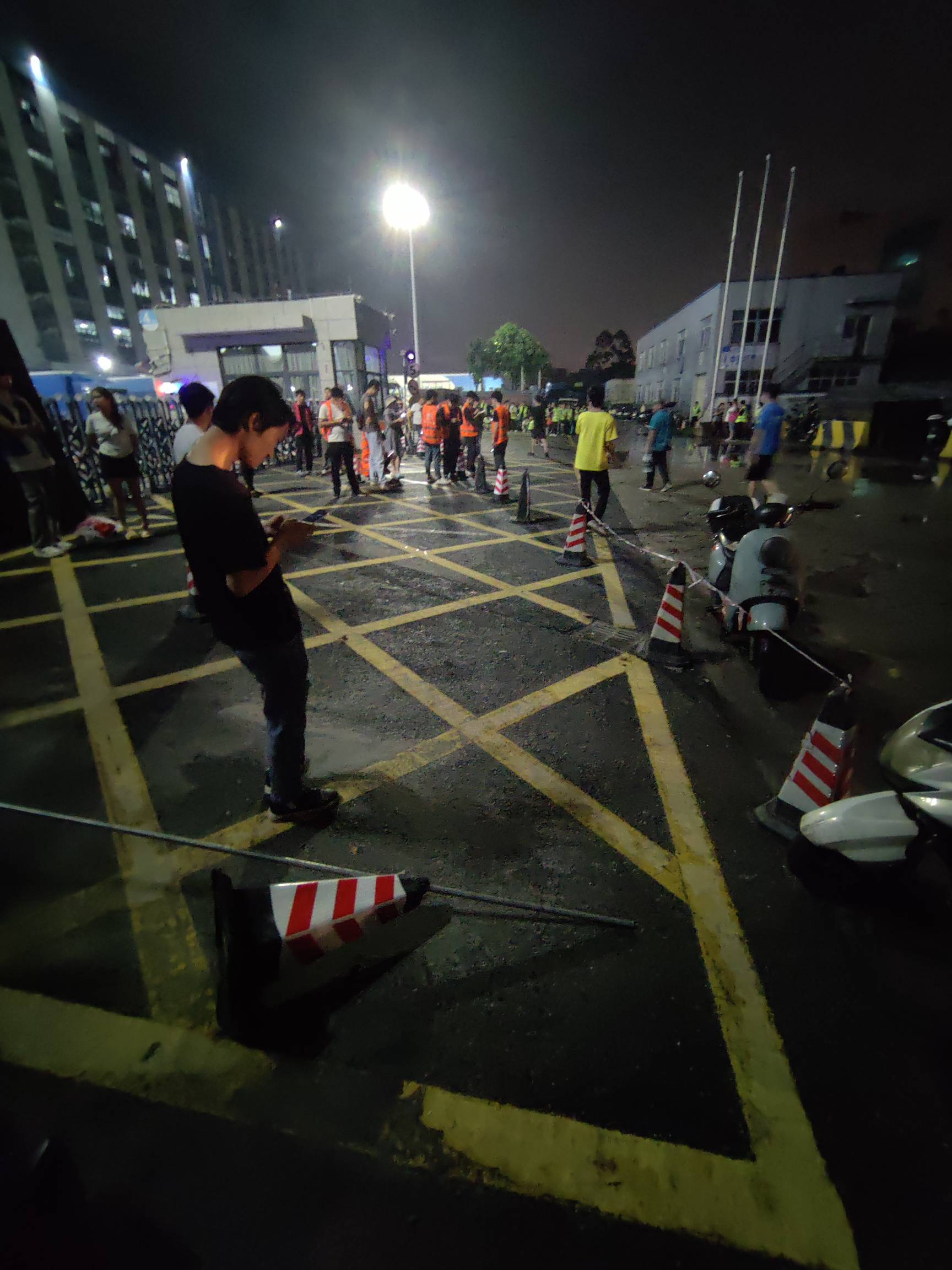 穿拖鞋不给进，挑战失败原路返回了



1 / 作者:卡农挨饿德 / 