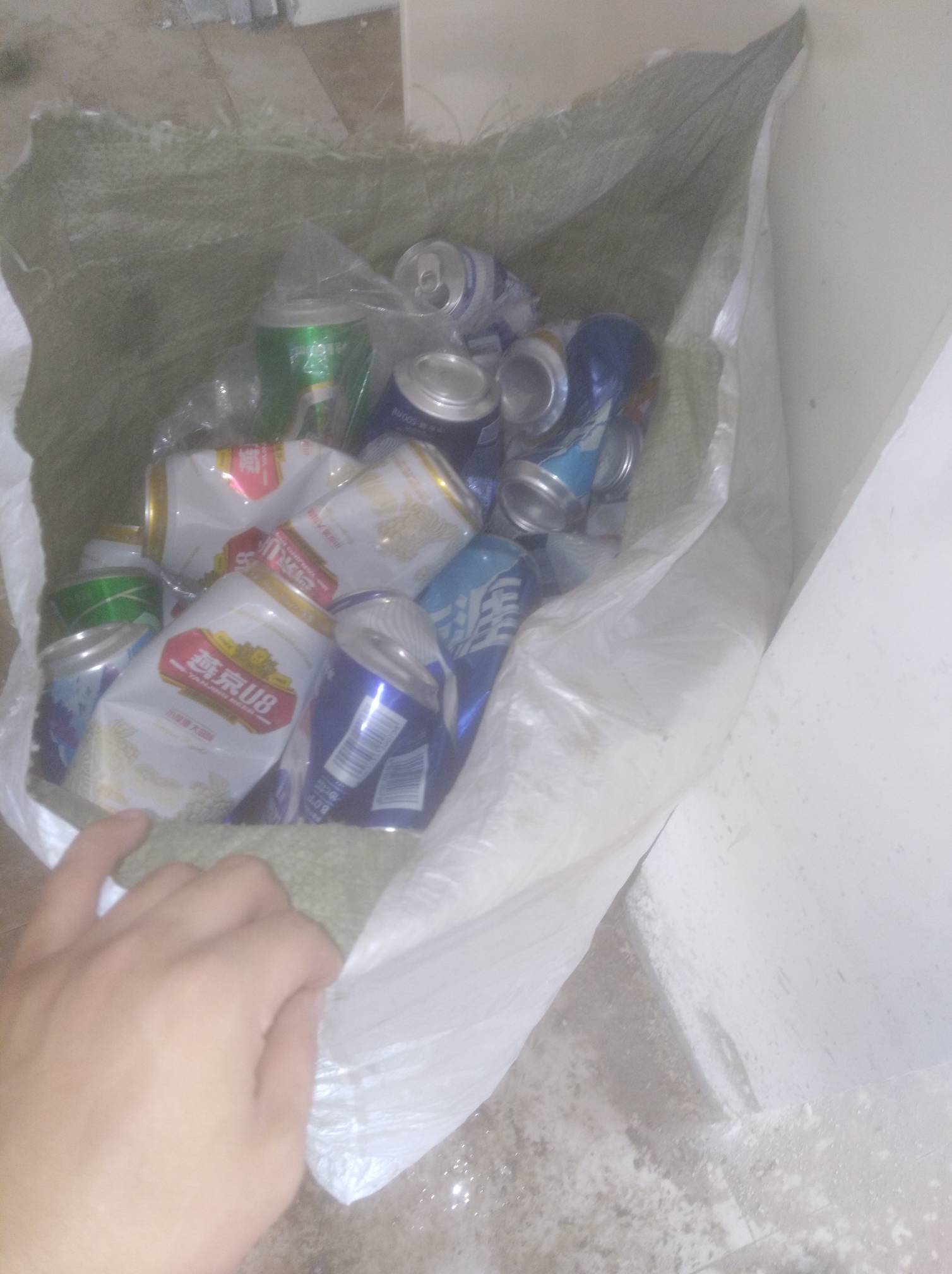 好难受一晚上到现在都没睡觉 捡瓶子到现在 一直垃易拉罐 昨晚到现在