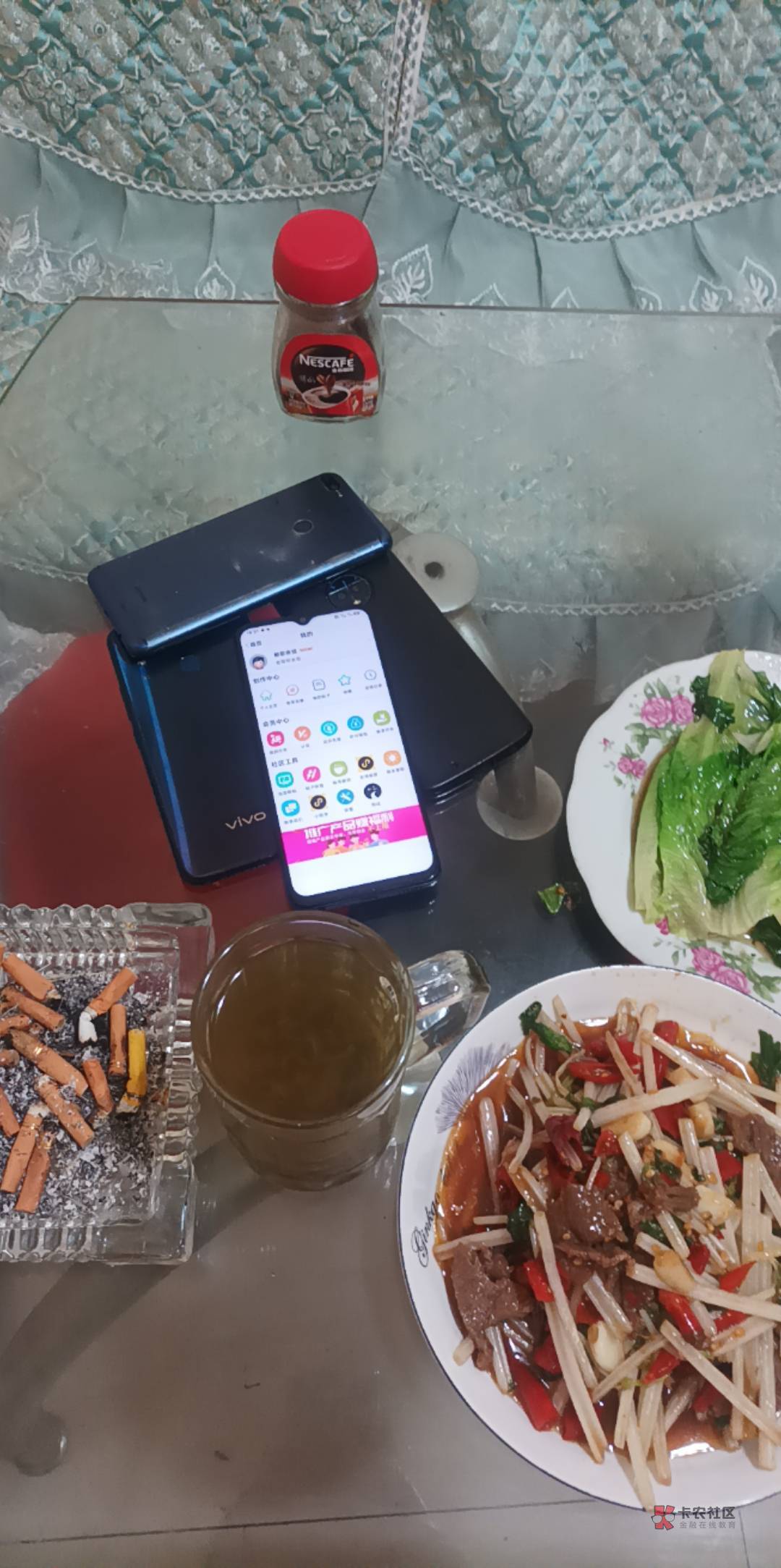 开饭啦，本地白芹菜炒牛肉

猪油炒生菜

泡杯绿茶

鉴于有人之前说我偷图







26 / 作者:朝歌夜弦 / 