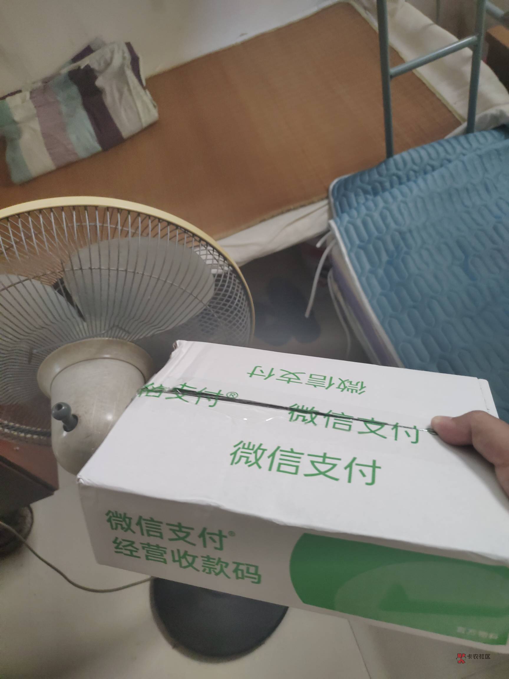 微信经营码给的属实是重，塑料牌子又大又厚还有一大堆贴纸，微信免费送还免费包邮想让52 / 作者:坤坤爱打球啊啊 / 