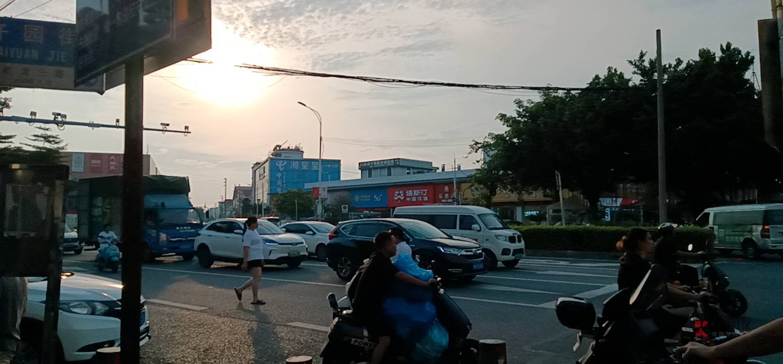 好大的太阳啊！刚吃完饭出来逛一逛


56 / 作者:奕辰 / 