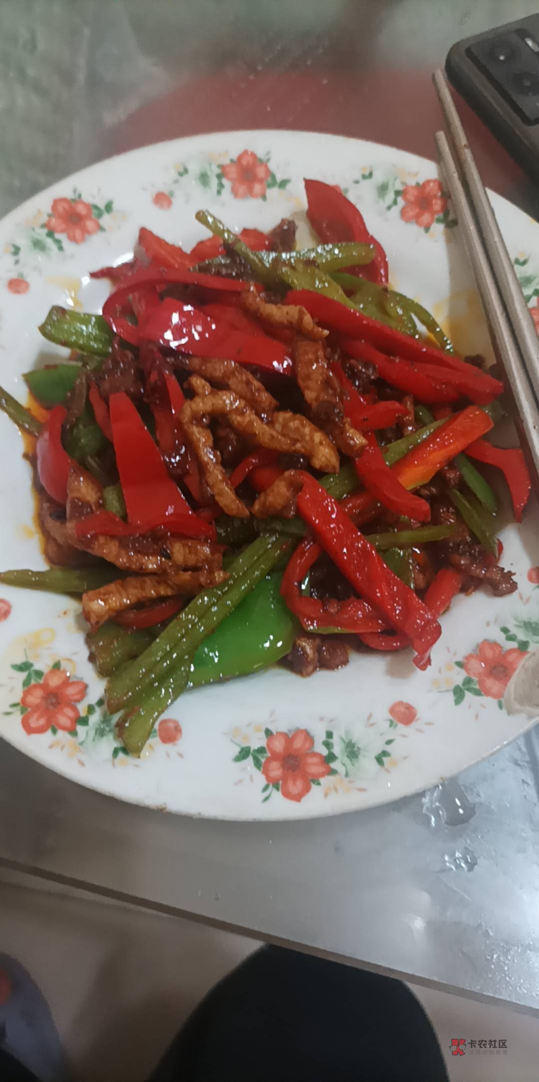 老哥们，干饭了

简单弄两个菜，15分钟搞定

青红椒里脊肉丝

苦瓜炒鸡胸脯肉

三花茉1 / 作者:朝歌夜弦 / 