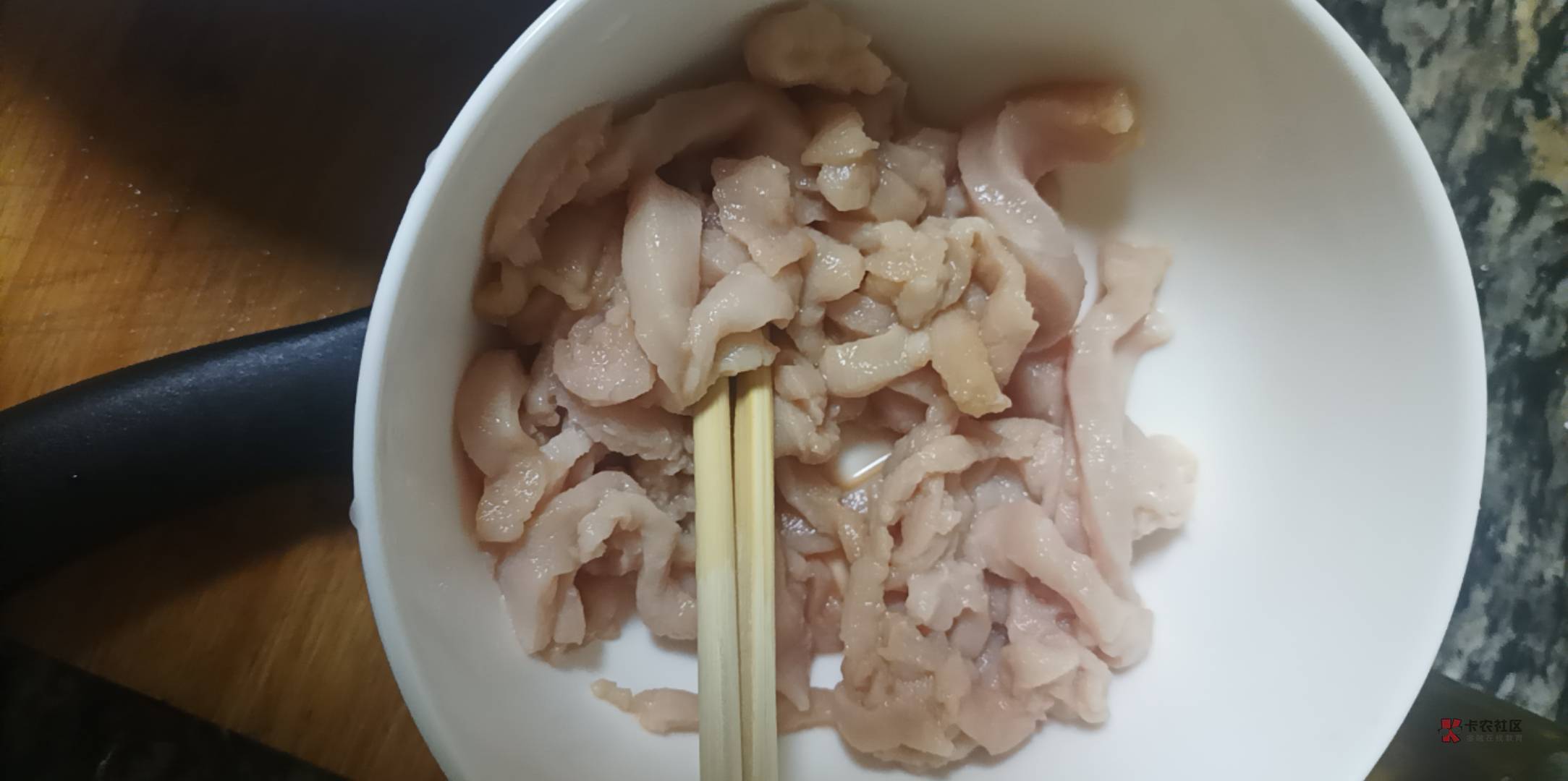 四菜一汤开饭

清蒸鲫鱼，鲜嫩肥美
腌制直接清蒸

蒜苔炒里脊肉，饭店都没我做的好吃
92 / 作者:朝歌夜弦 / 