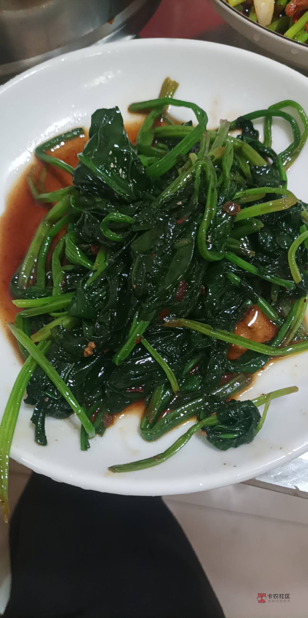 四菜一汤开饭

清蒸鲫鱼，鲜嫩肥美
腌制直接清蒸

蒜苔炒里脊肉，饭店都没我做的好吃
92 / 作者:朝歌夜弦 / 