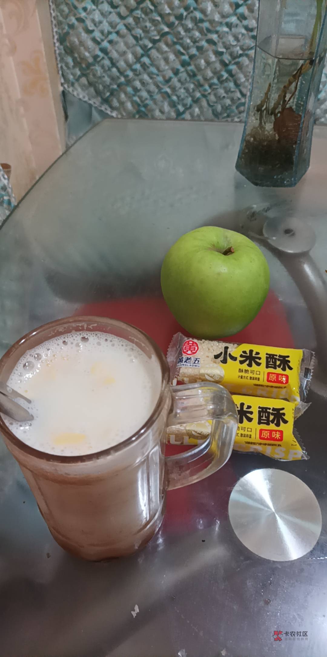 睡醒起床吃早饭，挂壁汤达人泡面

非转豆浆(D打唯怡)

青苹果加两个小米酥




25 / 作者:朝歌夜弦 / 