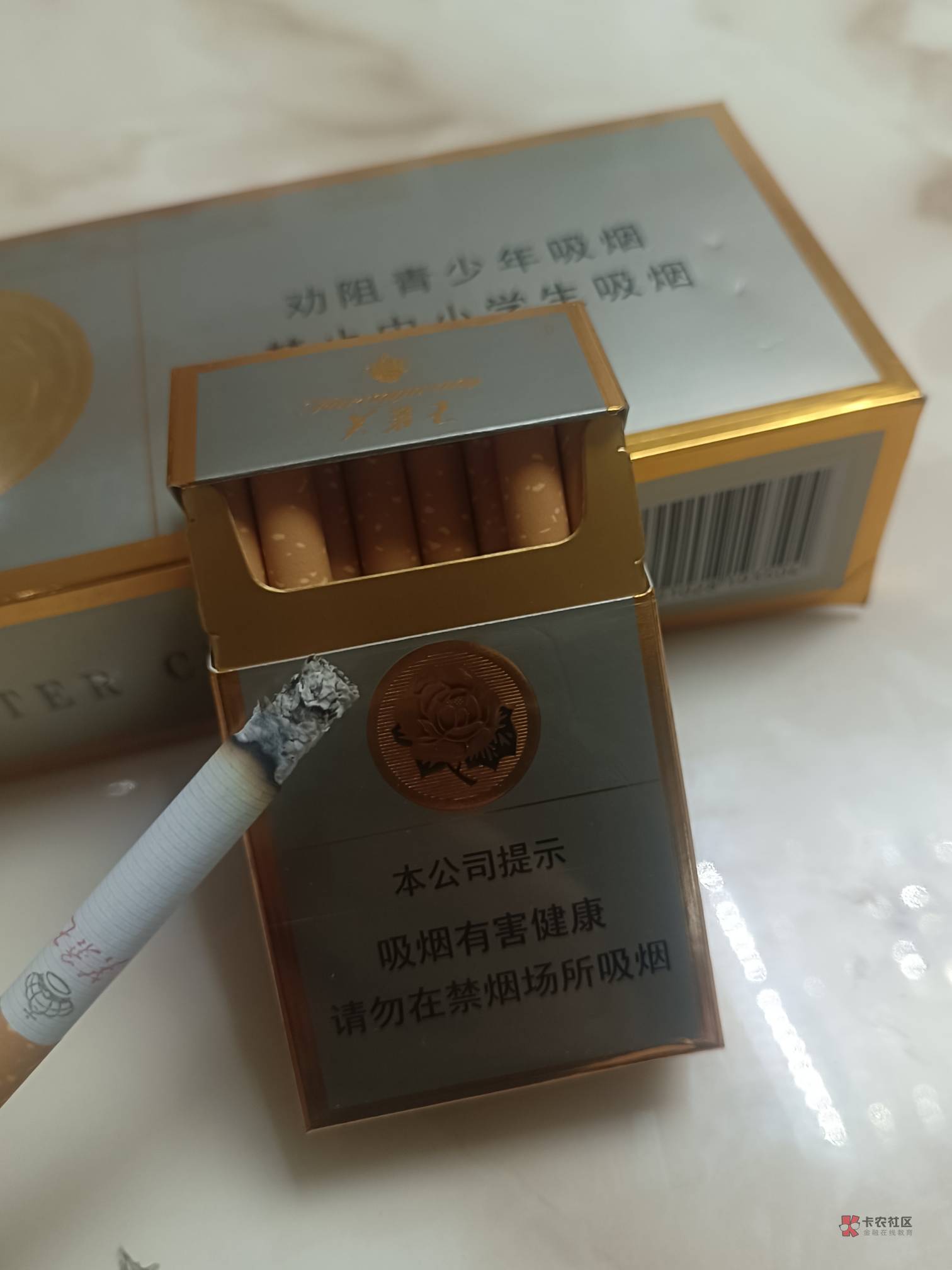 老哥们，180的芙蓉王回来了，口感跟我在店里买的确实一样。这玩意是真便宜啊，咋整的
6 / 作者:北辰雨墨 / 