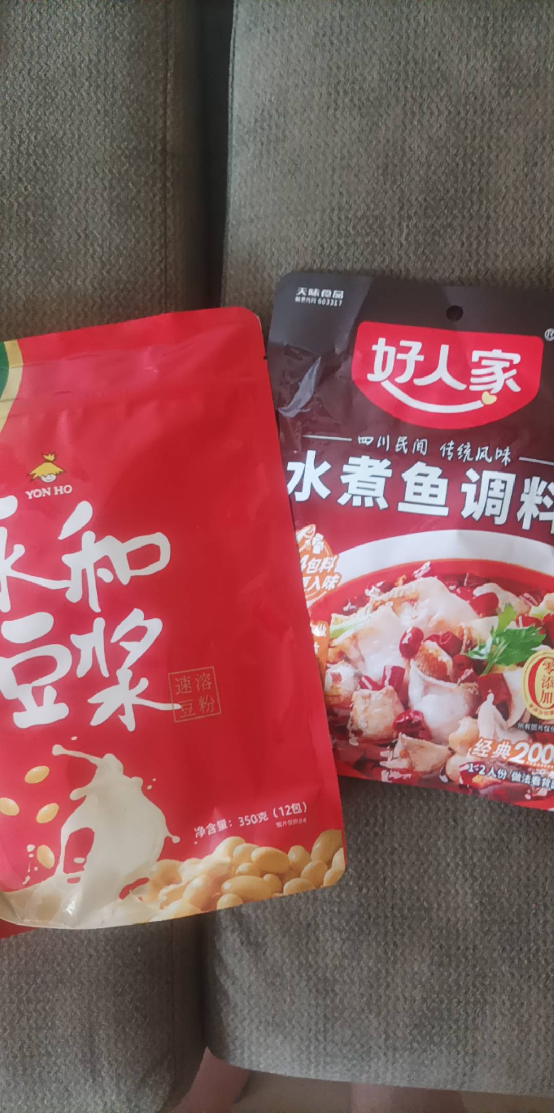 中秋将至，看看家里还有什么余粮，晚上才好吃个挂壁饭
鸡蛋和昨晚剩下的韭菜牛肉沫
鸡29 / 作者:朝歌夜弦 / 