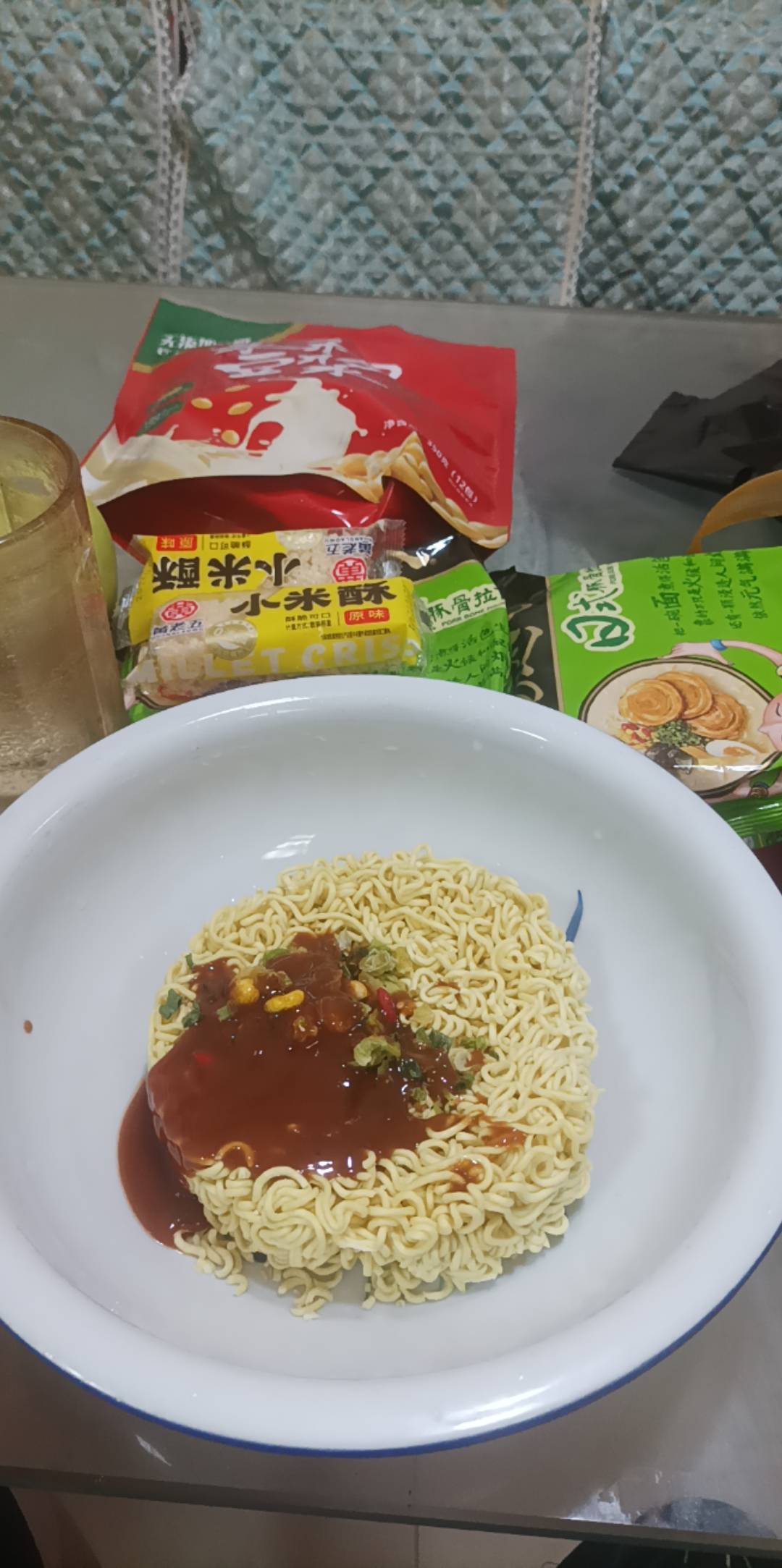 今天大扫除太累了，不做饭了吃个速食晚餐

泡面加有机豆浆，两个甜点加苹果

灵魂红油14 / 作者:朝歌夜弦 / 