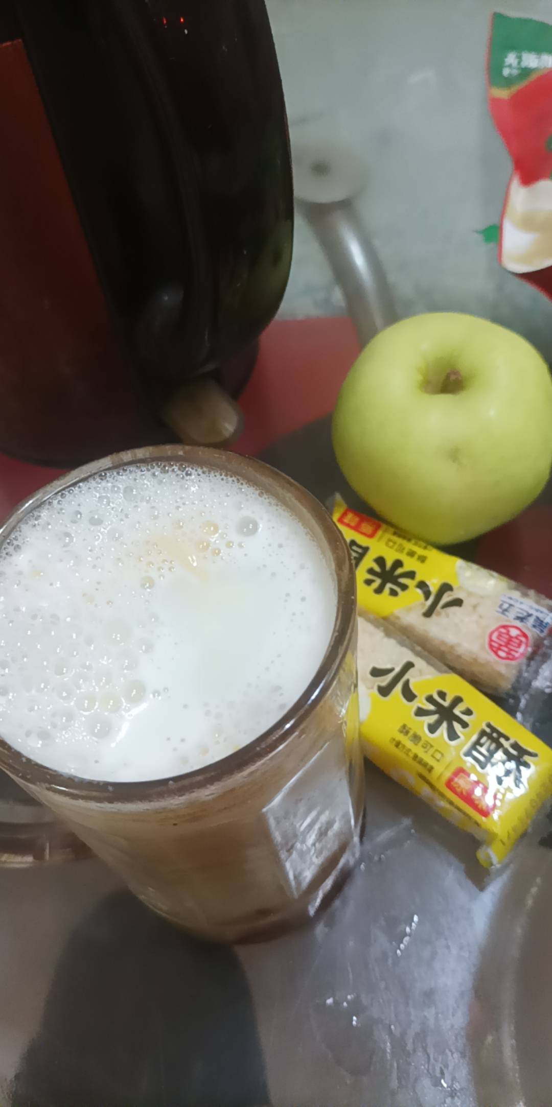 今天大扫除太累了，不做饭了吃个速食晚餐

泡面加有机豆浆，两个甜点加苹果

灵魂红油71 / 作者:朝歌夜弦 / 