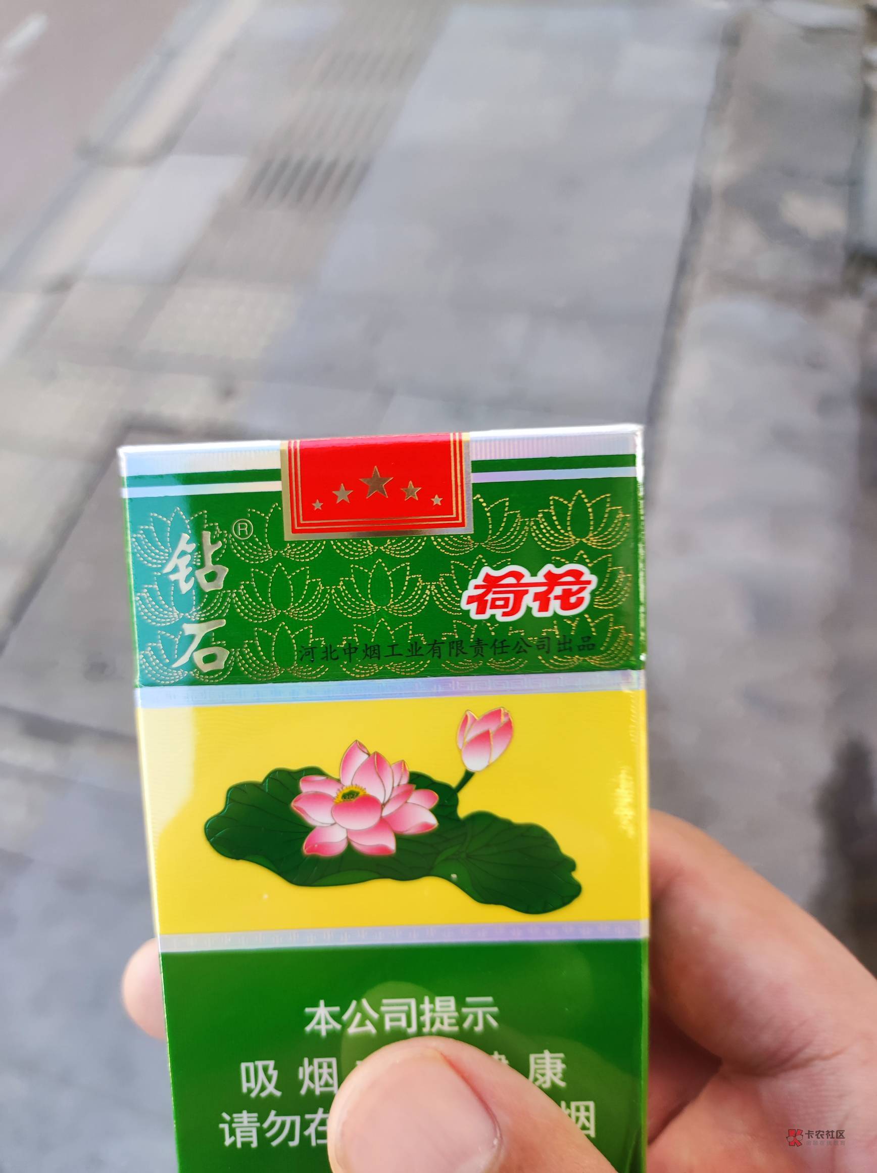 这三天抢红包攒了1000毛  犒劳一下自己平常都是抽红梅

29 / 作者:江西赣B王 / 