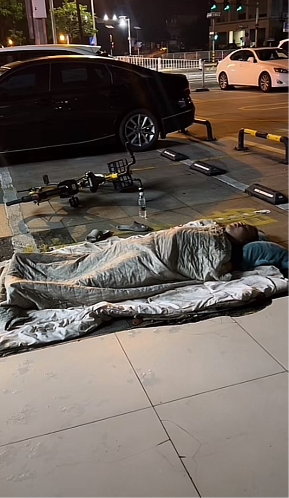 这挂b仔今天不知道从哪儿搞来了一床被子。感觉挺暖和的

38 / 作者:爱睡大觉 / 