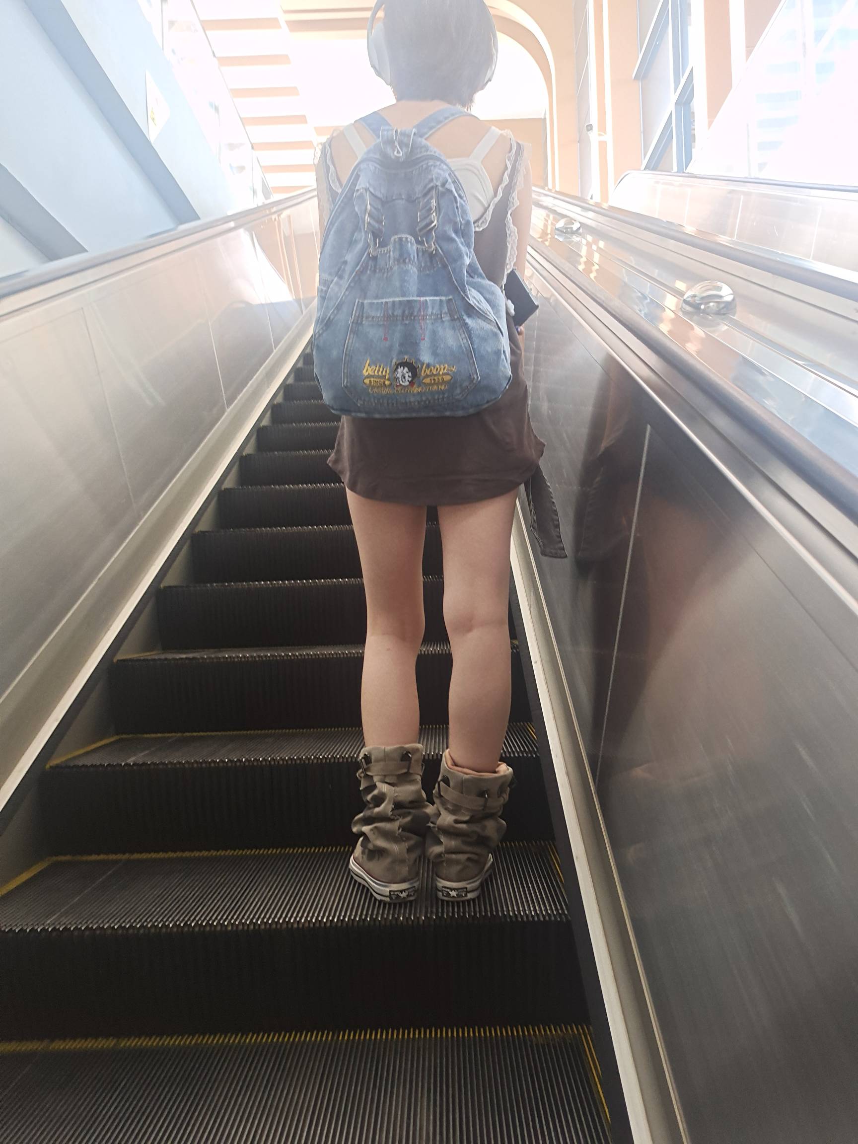 网吧上网有个人不知道是不是挂壁仔，第一次找我要烟我给了，后面每次来都遇见他，我看21 / 作者:dbafish / 
