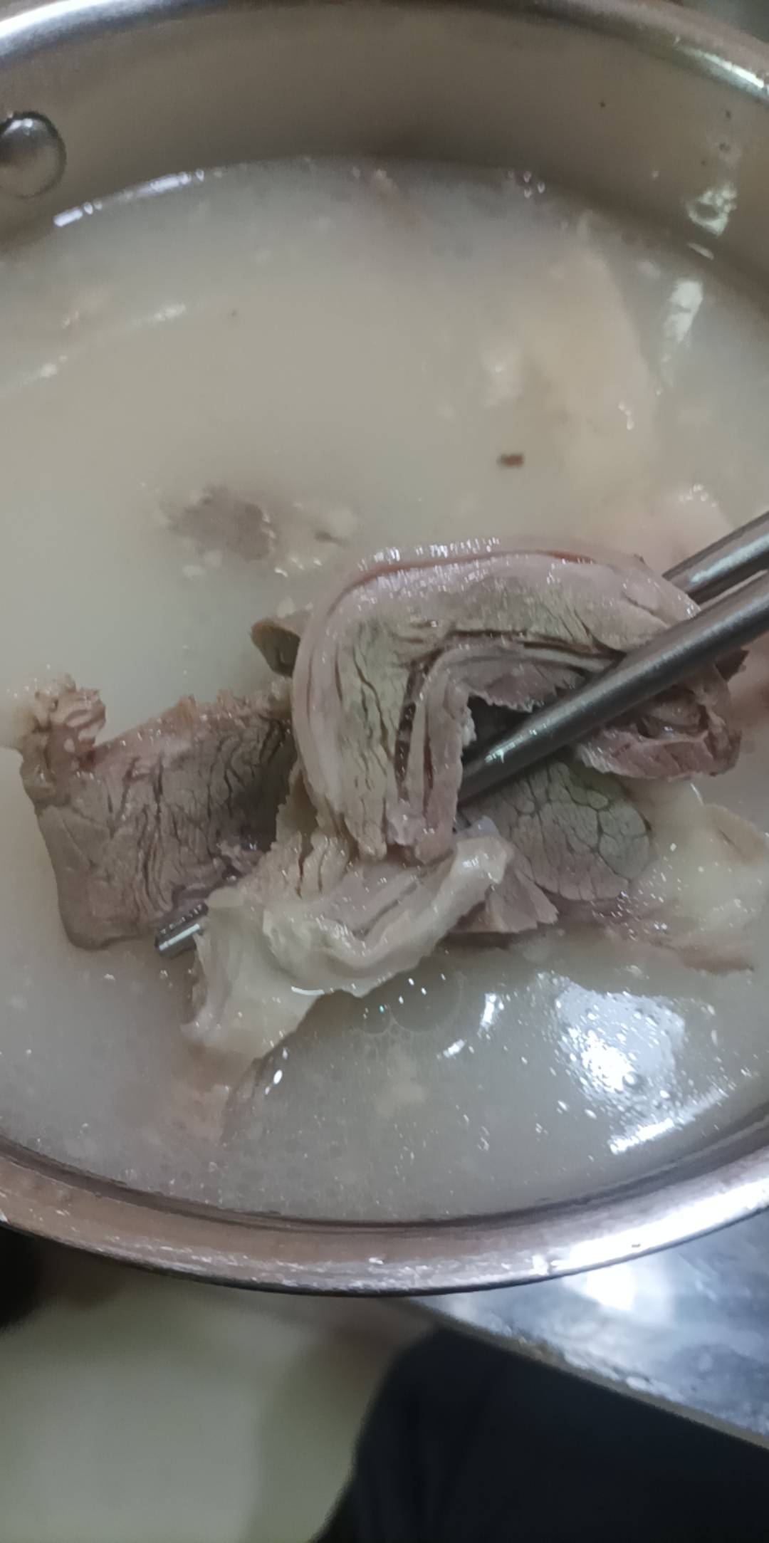 准备吃饭

买了一斤黑山羊肉汤，纯肉90元，人间美味超级贵

送了泡萝卜，葱花，辣椒面34 / 作者:朝歌夜弦 / 