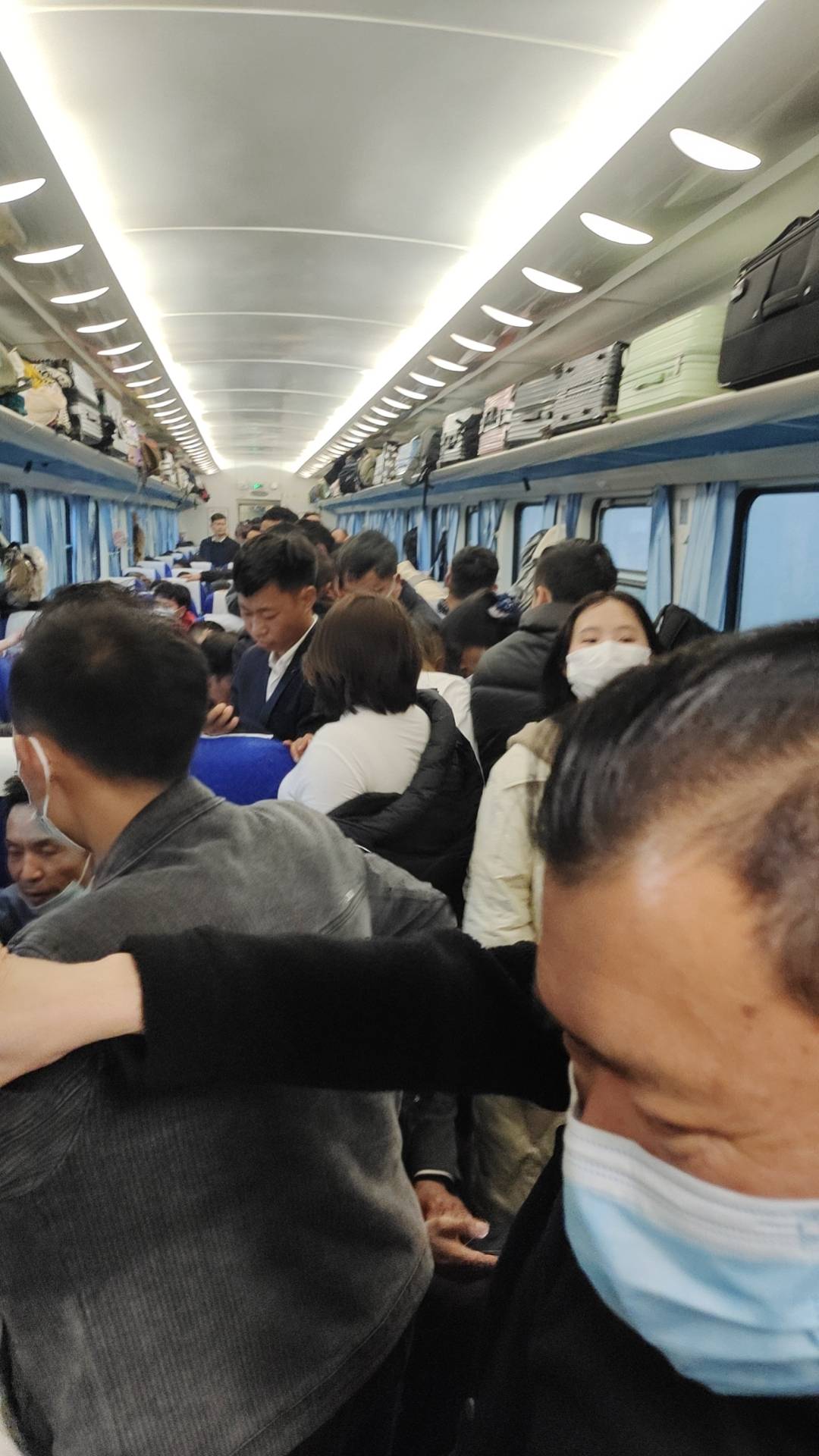 回家了，还有一个多月就过年了，回家躺着也是噜毛，在广东噜毛还要交房租费每天伙食费72 / 作者:我不是懒人窝的 / 