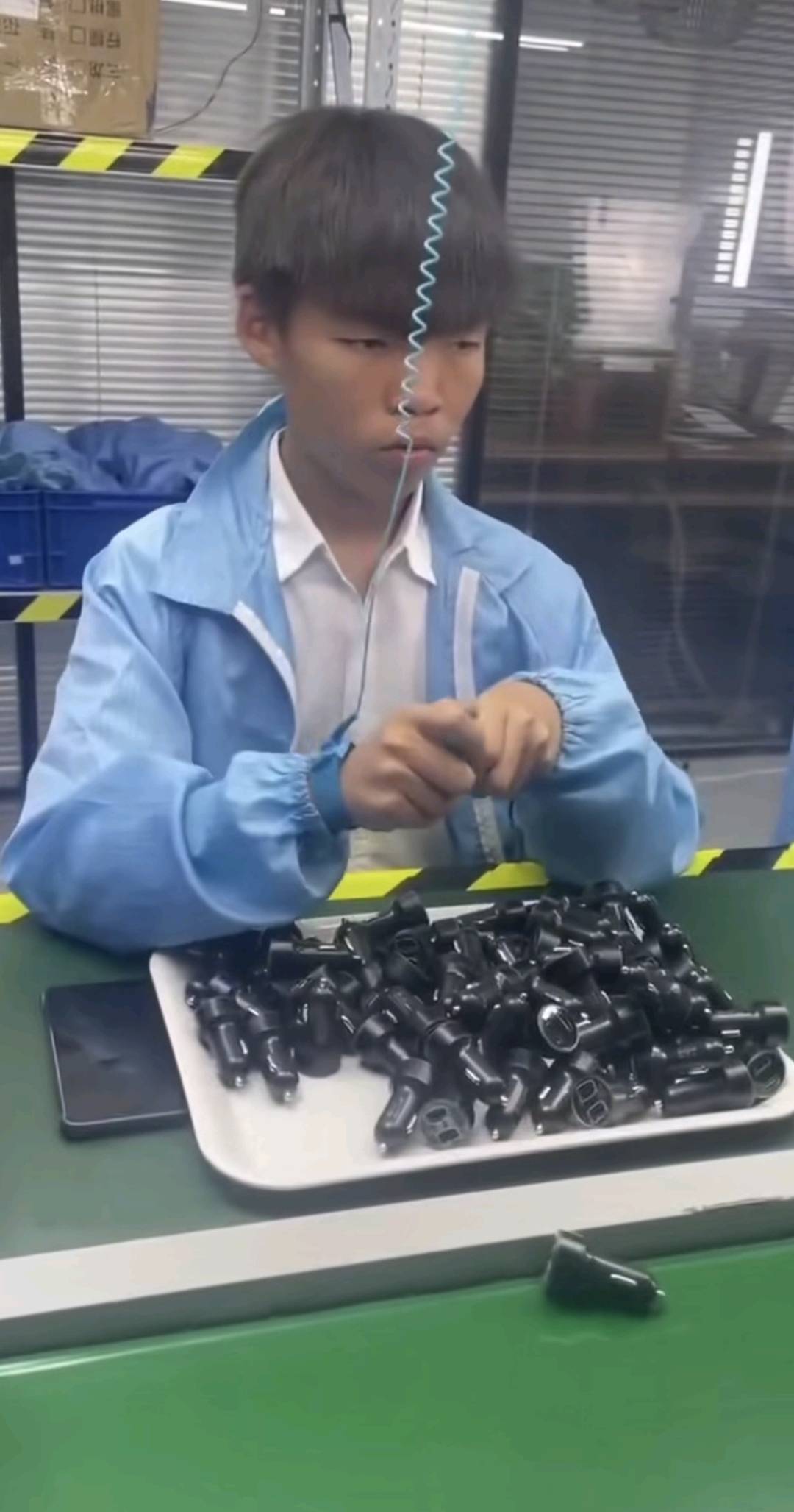 拴在手上这是什么啊，是不是资本家看到你不干活就会电你

52 / 作者:赵开开 / 