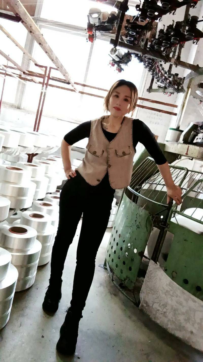 今天去隔壁厂采购，看到里面老板娘化妆很好看



53 / 作者:青草地 / 