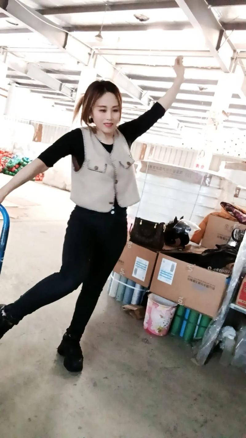 今天去隔壁厂采购，看到里面老板娘化妆很好看



68 / 作者:青草地 / 
