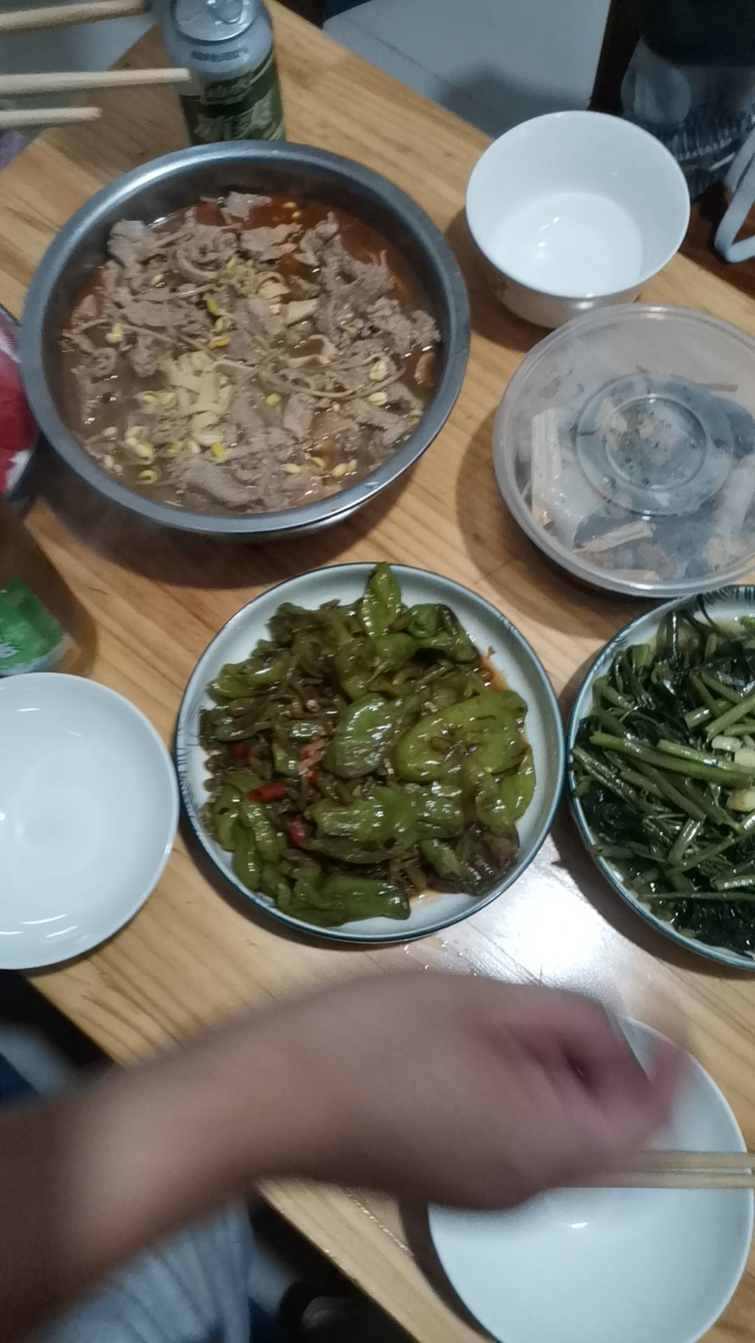 老哥们吃饭了  今天简简单单吃点

31 / 作者:卡农小六子 / 