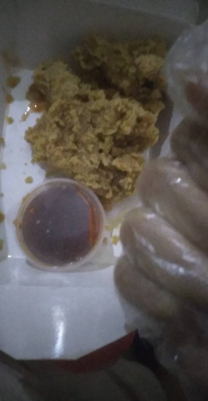 太难了，刚下班路过炸鸡店，看见外面桌子有一盒别人吃剩的炸鸡，赶紧趁店员未收拾，偷21 / 作者:又一次次 / 