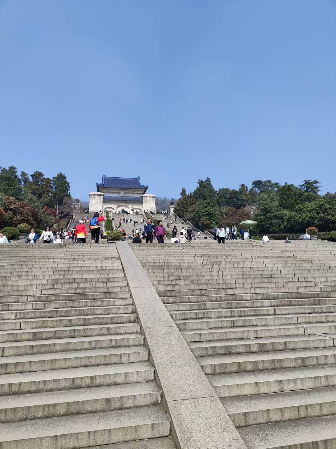 想起去年三天上南京花了几千，现在申请点毛几十都是好的，老老实实上班吧。申请羊毛迟7 / 作者:阿米诺丝之神 / 