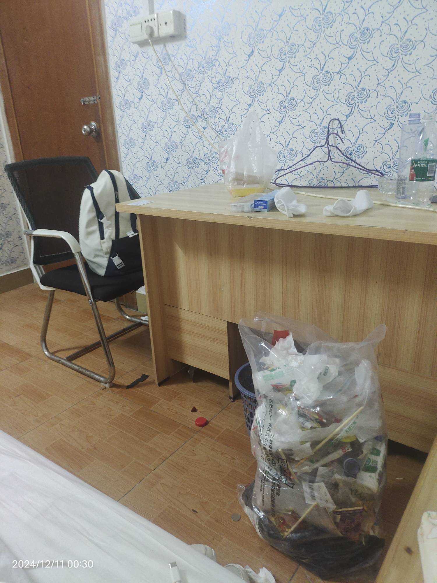 后天就要离开这个挂壁房了 上个月22号开始住的一天是33 用华为订的房 总共就是300多吧30 / 作者:蜡曦巴巴 / 