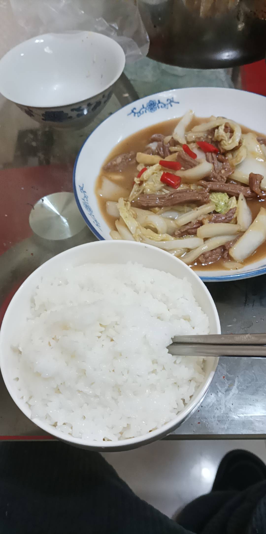 开饭，牛肉大白菜，白菜虽然价格贱，营养却很高而且热量低，可以狂吃

大蒜生姜沫，朝1 / 作者:朝歌夜弦 / 