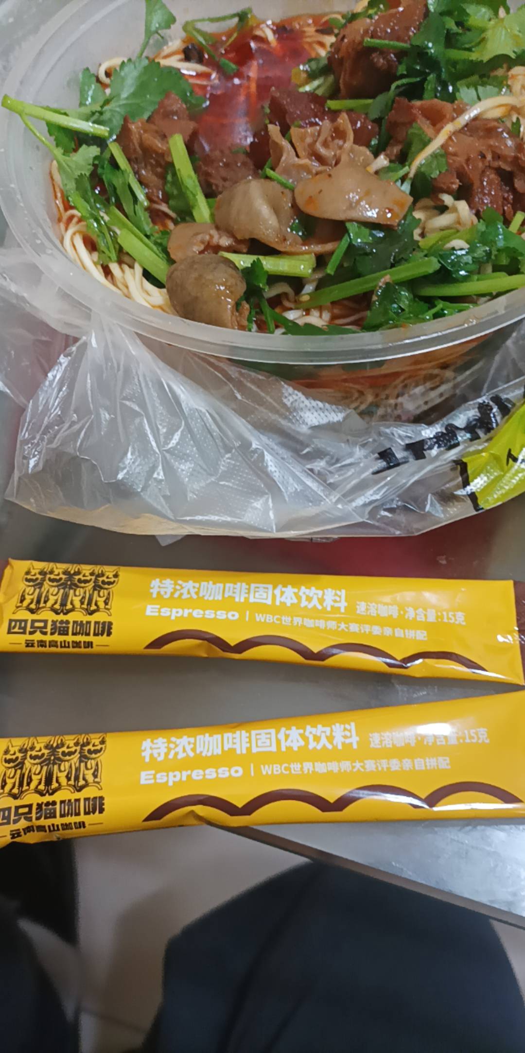 深夜食堂，楼下面馆是通宵营业，下楼买了一份牛肉肥肠面

加臊子，21毛

泡两杯特浓咖58 / 作者:朝歌夜弦 / 