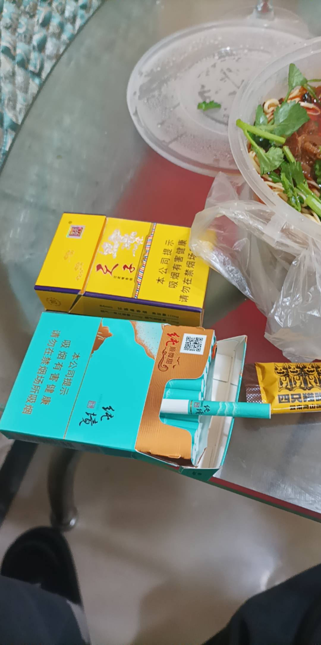 深夜食堂，楼下面馆是通宵营业，下楼买了一份牛肉肥肠面

加臊子，21毛

泡两杯特浓咖43 / 作者:朝歌夜弦 / 