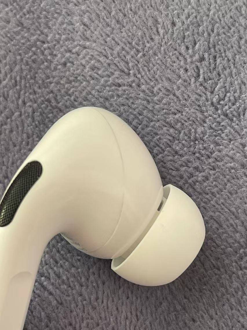 用了快4年的airpods pro质量问题苹果售后给我换了对新的耳机，越南产的，这做工，真的12 / 作者:蜡笔小新玩卡农 / 