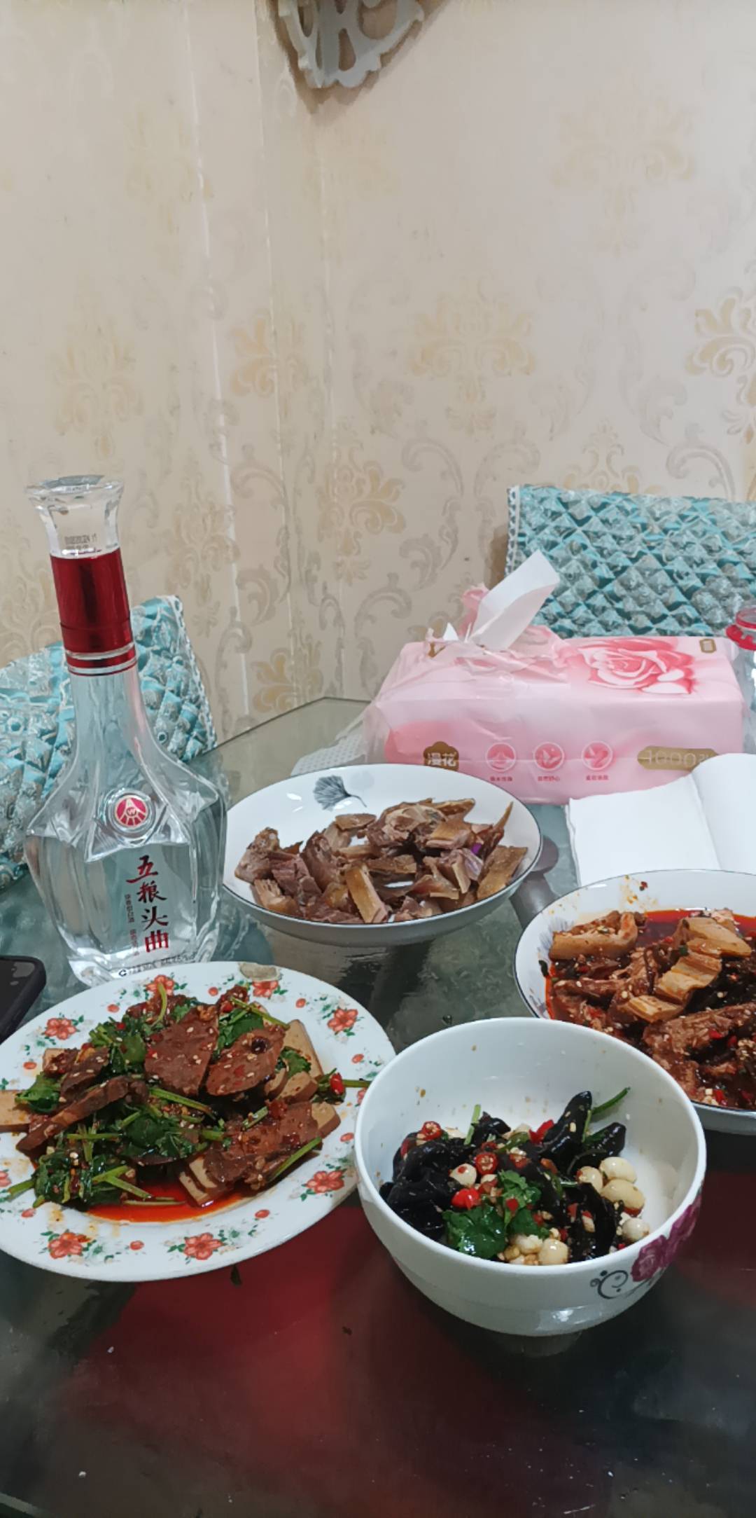 倒下了，吃个挂壁饭

酱牛肉，凉拌带皮兔子肉

盐焗鸡

凉拌木耳花生米

中华烟，五粮57 / 作者:朝歌夜弦 / 