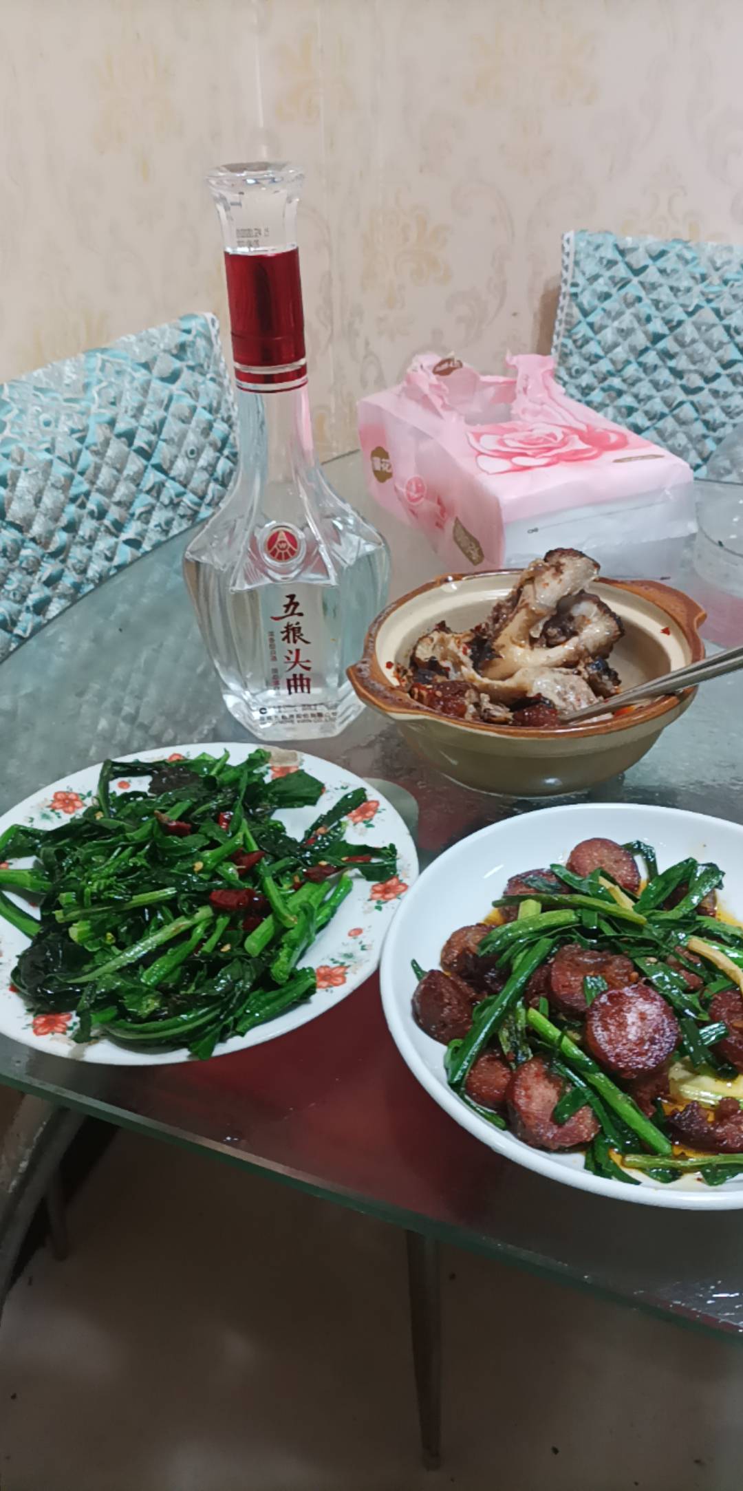 吃饭啦，香肠炒蒜苗

自己买的肉做的，放心吃

酱猪肘子，好吃的一批

五粮头曲，不要78 / 作者:朝歌夜弦 / 